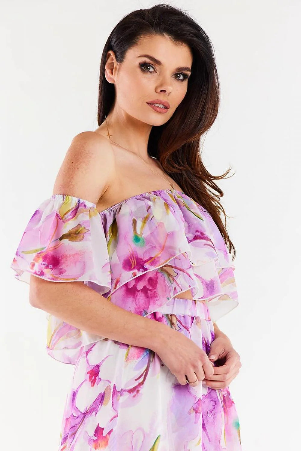 Robe d'été féminine sans bretelles design romantique volants open front tissu mousseline couleurs pastel taille élastiquée