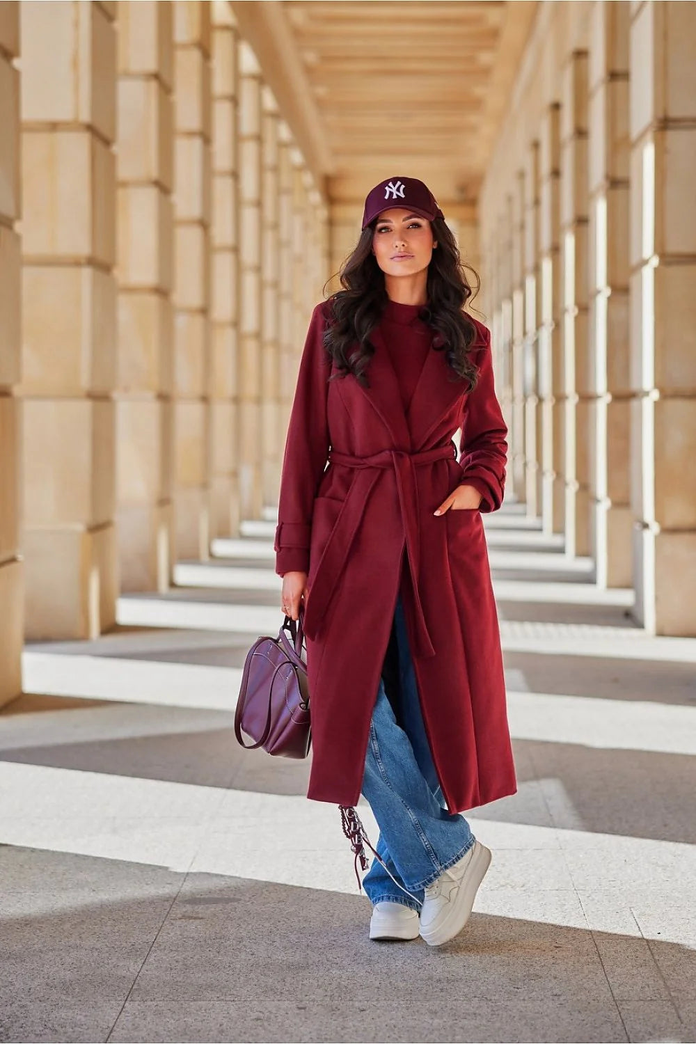 Manteau long élégant pour femmes en laine couleur bordeaux coupe droite ceinture intégrée col châle poches latérales automne hiver