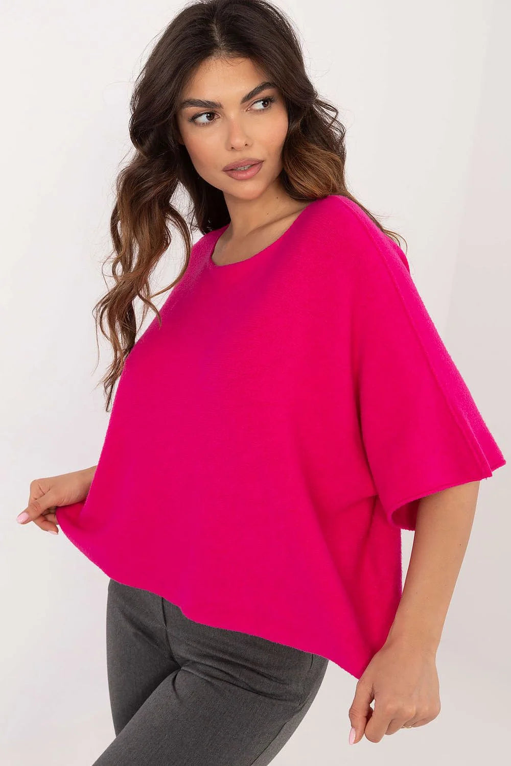 Pull oversize pour femme manches courtes couleur fuchsia coupe boxy matériau doux style moderne