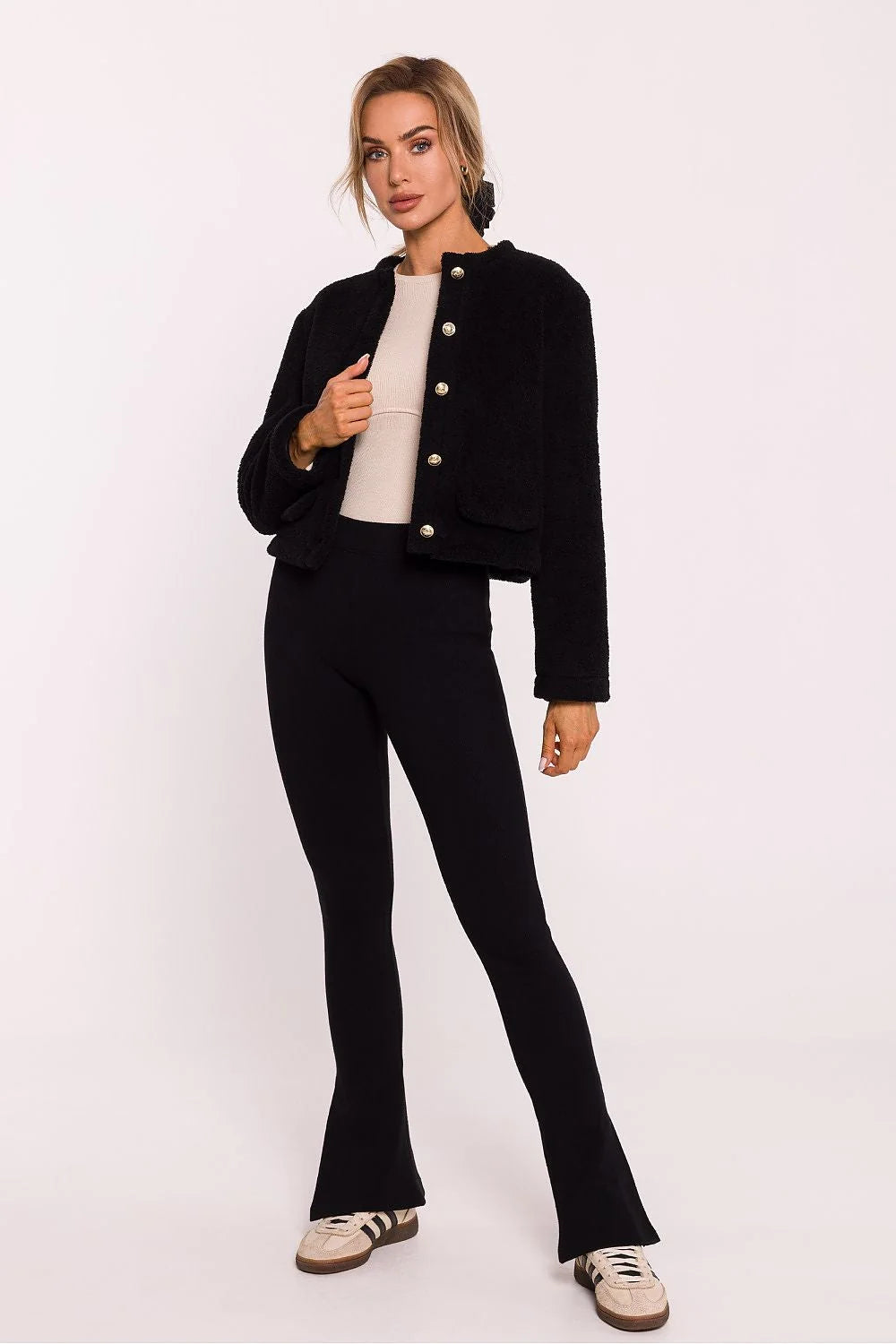 Sweatshirt pour femme court en tissu bouclé noir boutons dorés coupe ajustée modern style élégant polyester 100% made in Poland