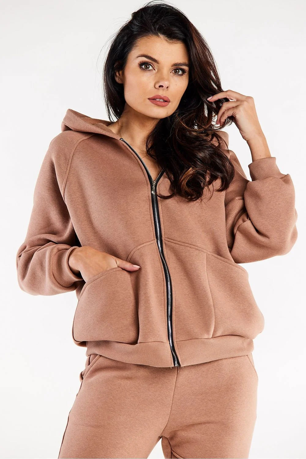 ensemble sweatshirt pantalon capuche zippé oversize coupe ample taille ajustée molleton coton élasthanne camel poches kangourou