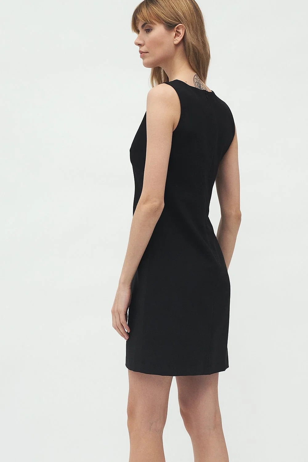 Robe élégante en tissu confortable bleu marine coupe droite chic parfaite soirée décontractée femme moderne