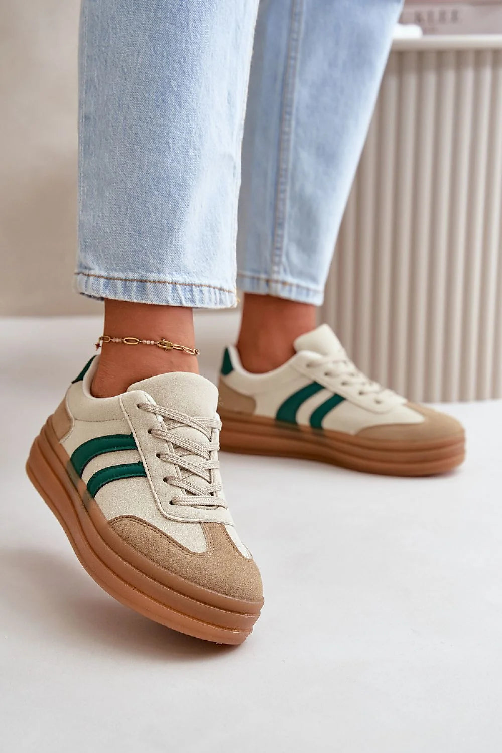 Chaussures de sport modernes pour femme en suédine beige et cuir synthétique vert, design urbain et confortable, idéales pour les tenues quotidiennes