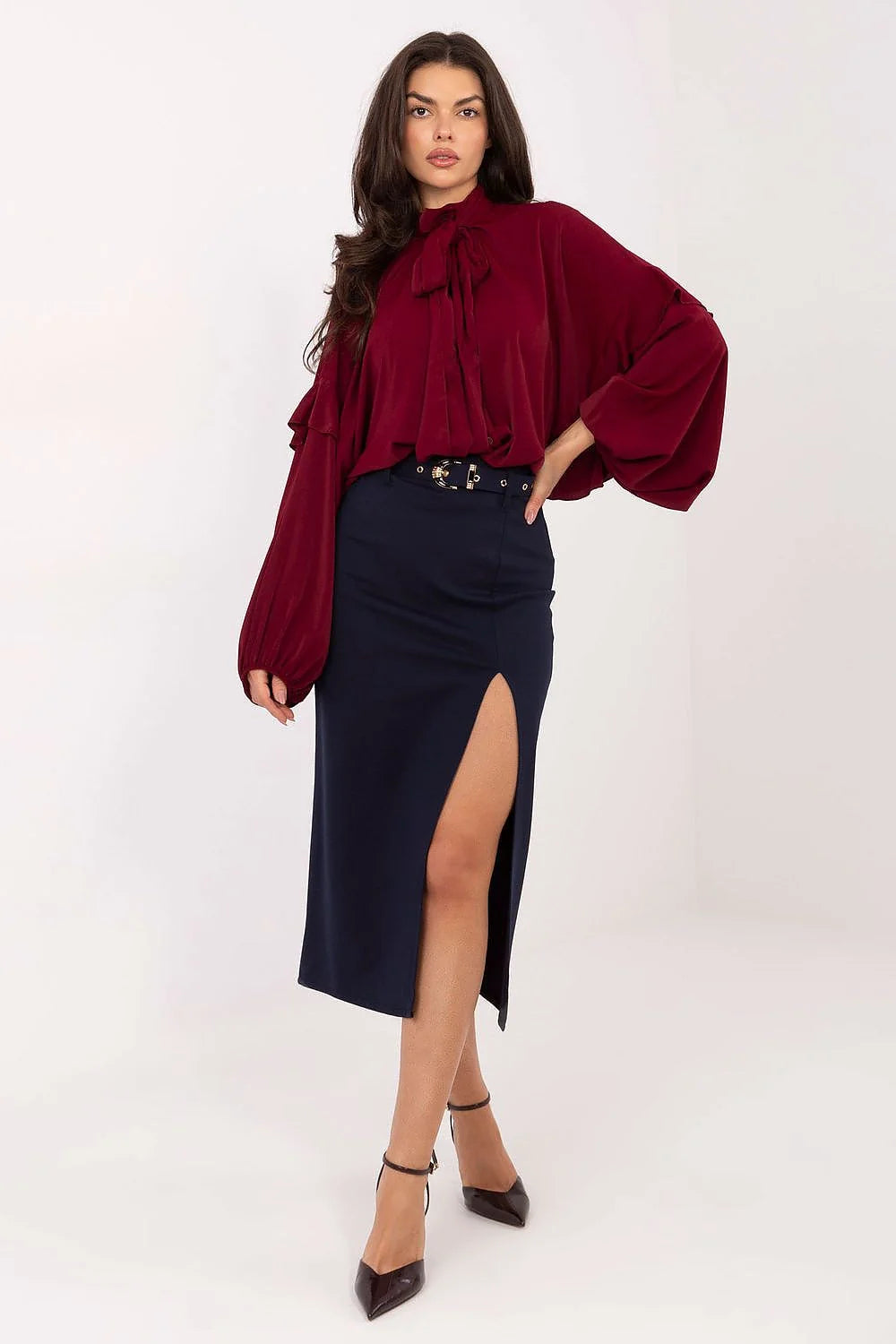chemise femme col lavallière nouée bordeaux coupe ample manches longues ballon bouffantes volants superposés épaules tissu fluide satin poignets resserrés