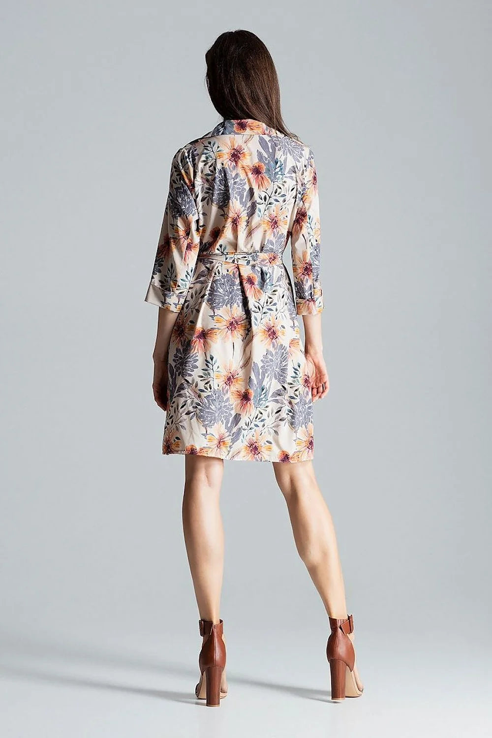 Peignoir beige élégant en satin ou polyester avec ceinture nouée manches trois-quarts col châle