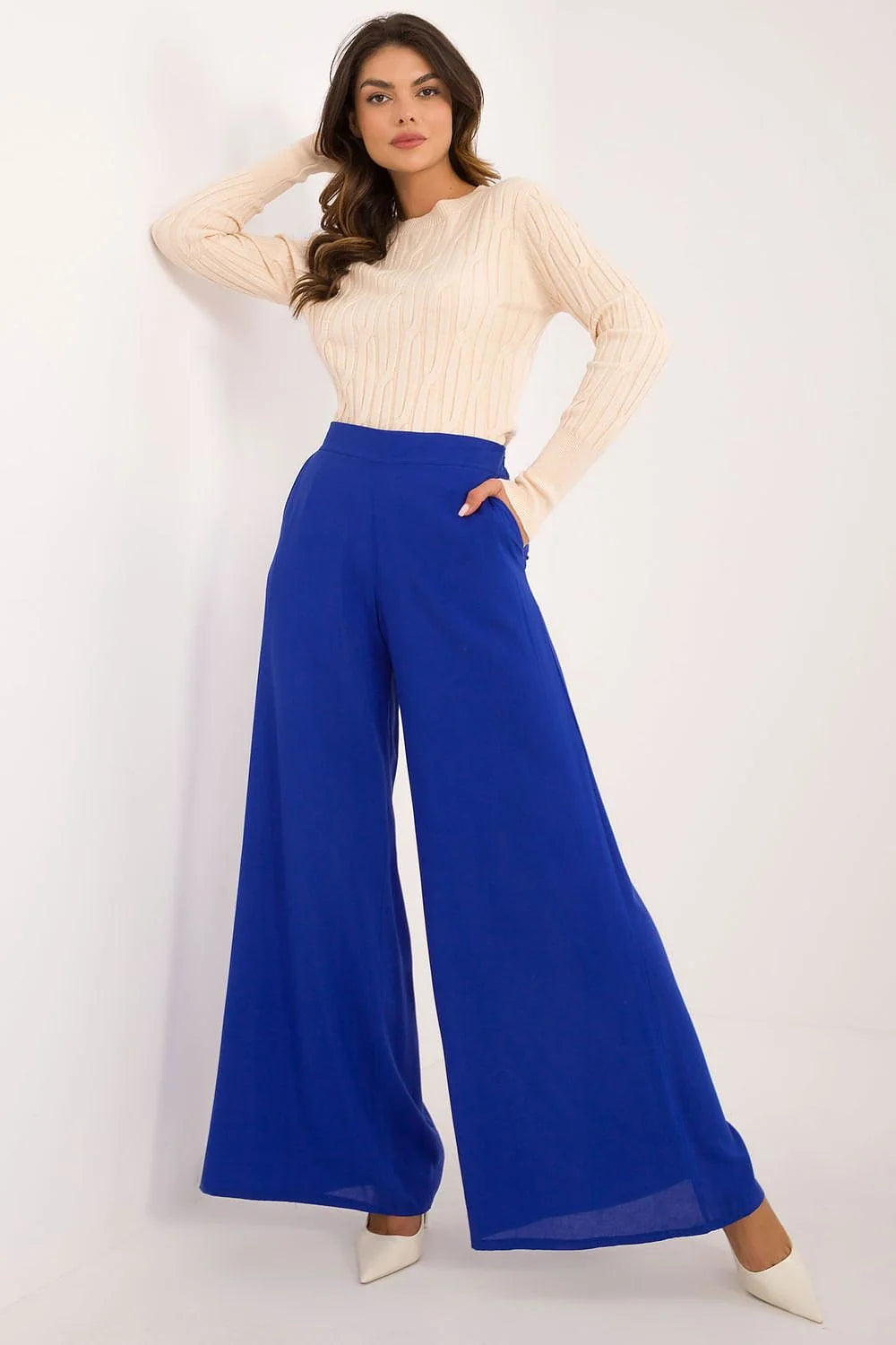 Pull femme col rond manches longues beige clair coupe ajustée finitions côtelées pantalon femme taille haute couleur bleu roi vif