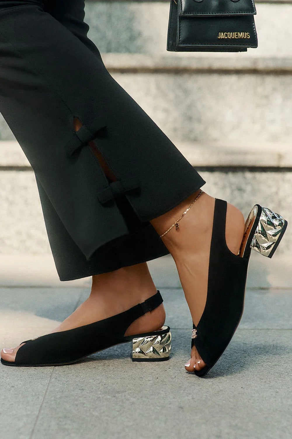Sandales élégantes et raffinées cuir suédé naturel détails métalliques strass talon carré doré femmes