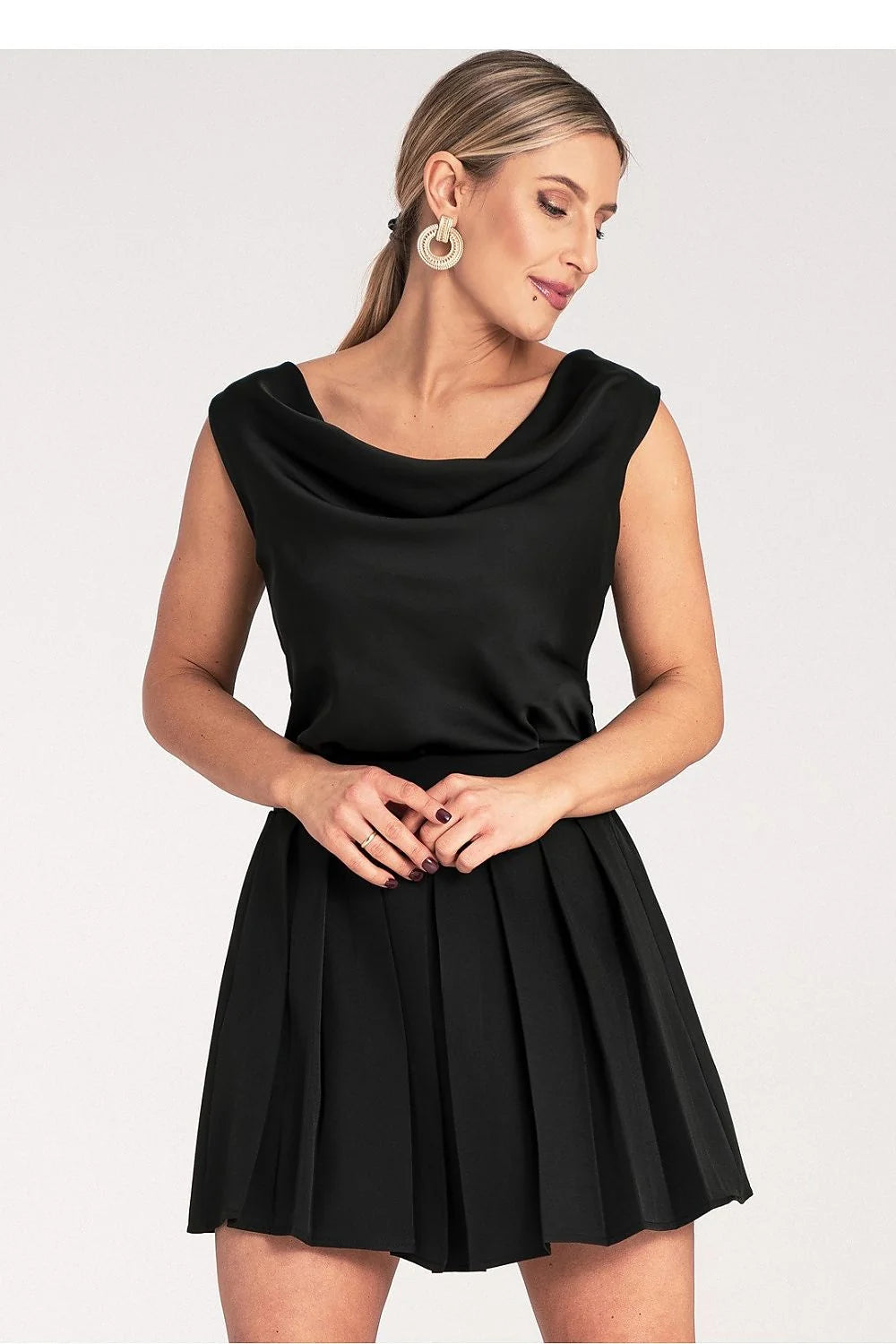 Ensemble féminin élégant et sophistiqué composé d'une blouse sans manches et d'une jupe courte plissée noir femme occasion semi-formelle