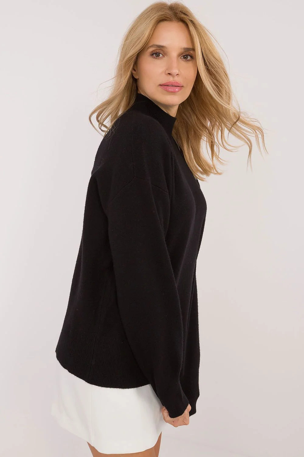 Pull noir pour femme style minimaliste coupe ample col montant manches longues fibre douce et chaude