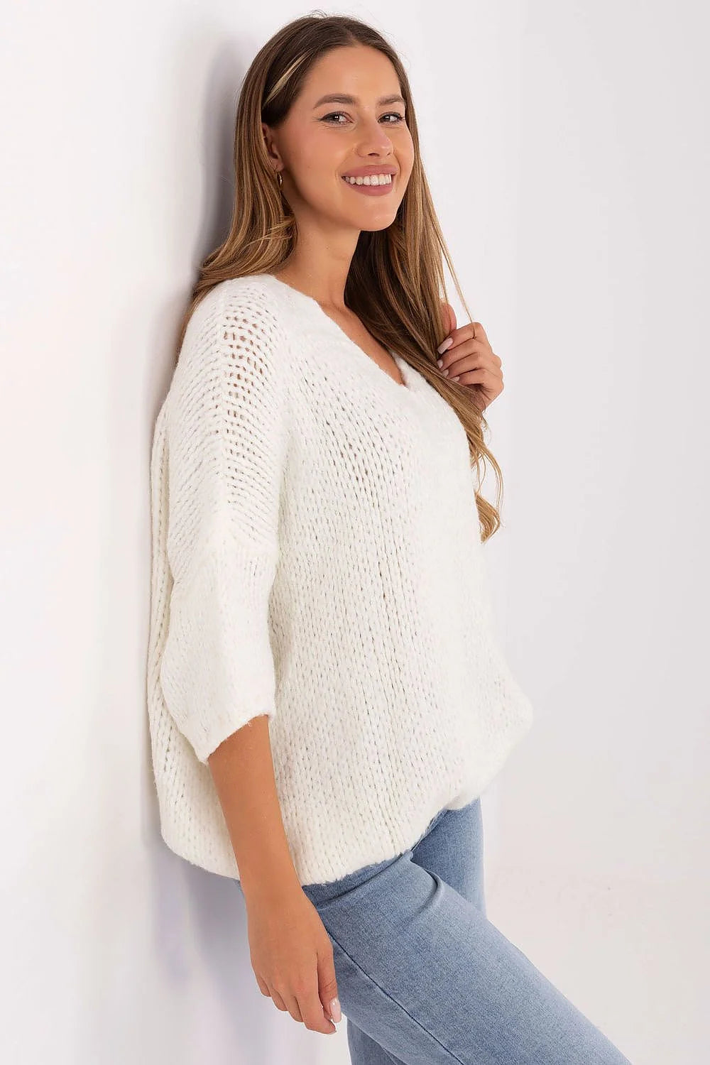 pull femme oversize grosse maille moelleuse chaude confortable col V manches troisquarts chauvesouris coupe loose courte blanc cassé alpaga mélangé