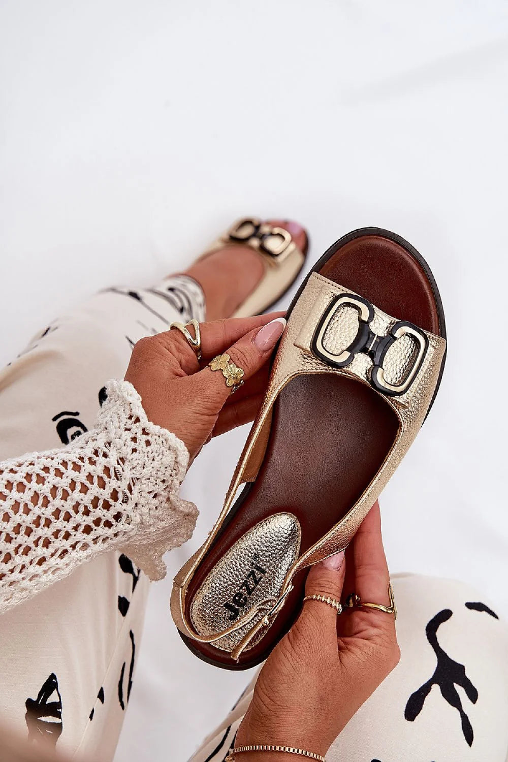 Sandales pour femmes Jezzi ouvertes à l'avant style élégant cuir doré métallisé talon plat semelle souple occasion soirée