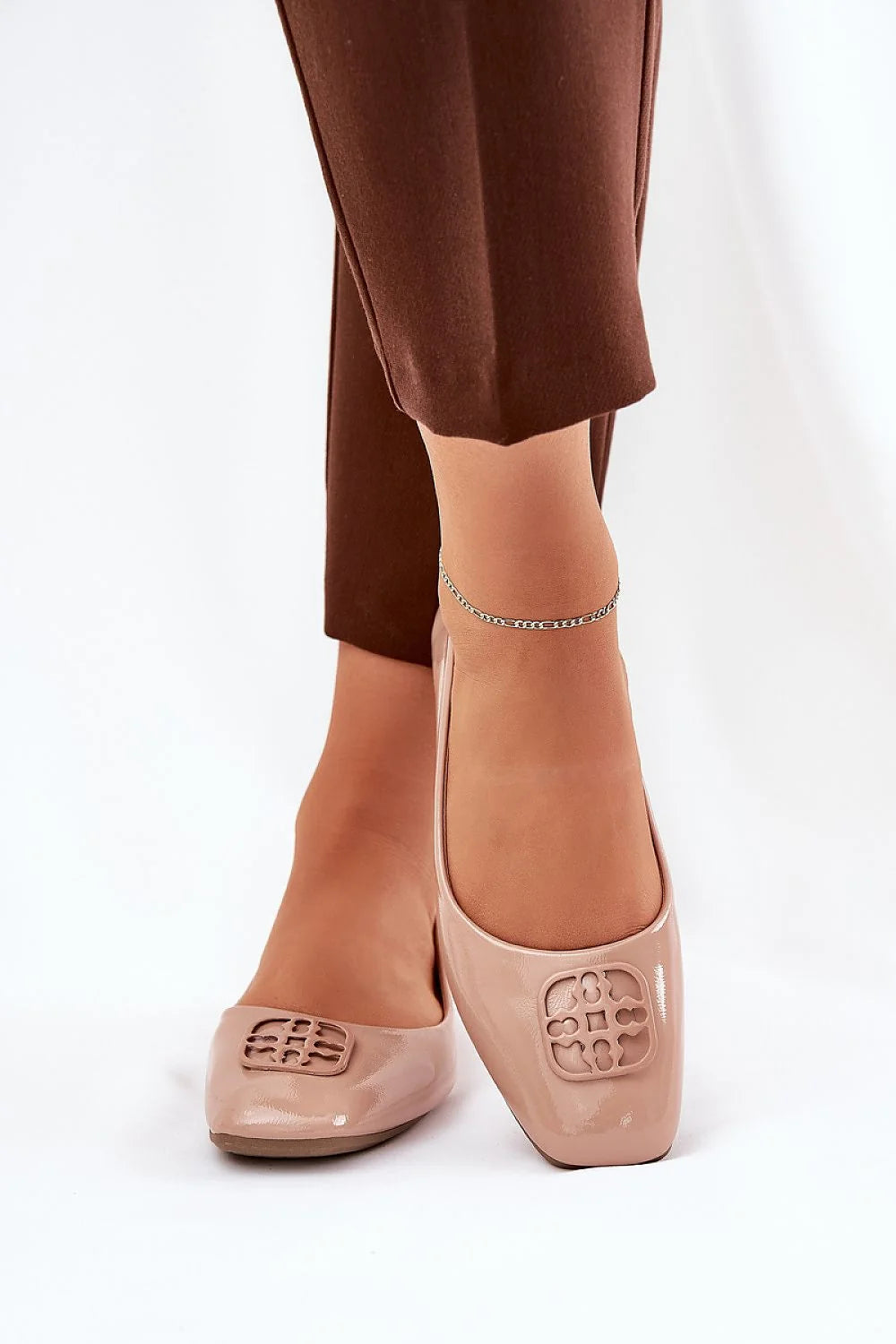 Ballerines élégantes pour femmes cuir verni beige détails ajourés confortables semelle plate talon bas