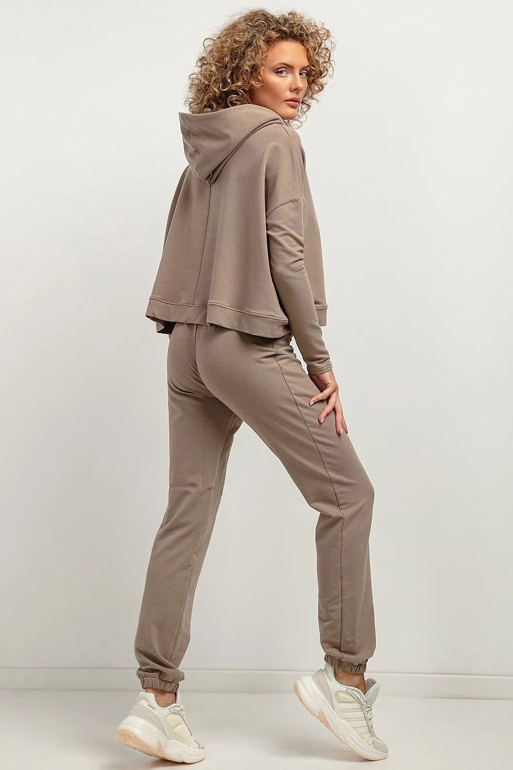 ensemble survêtement femme marron clair coton polyester molleton coupe ample capuche élastique taille haute chevilles resserrées minimaliste sportive confortable