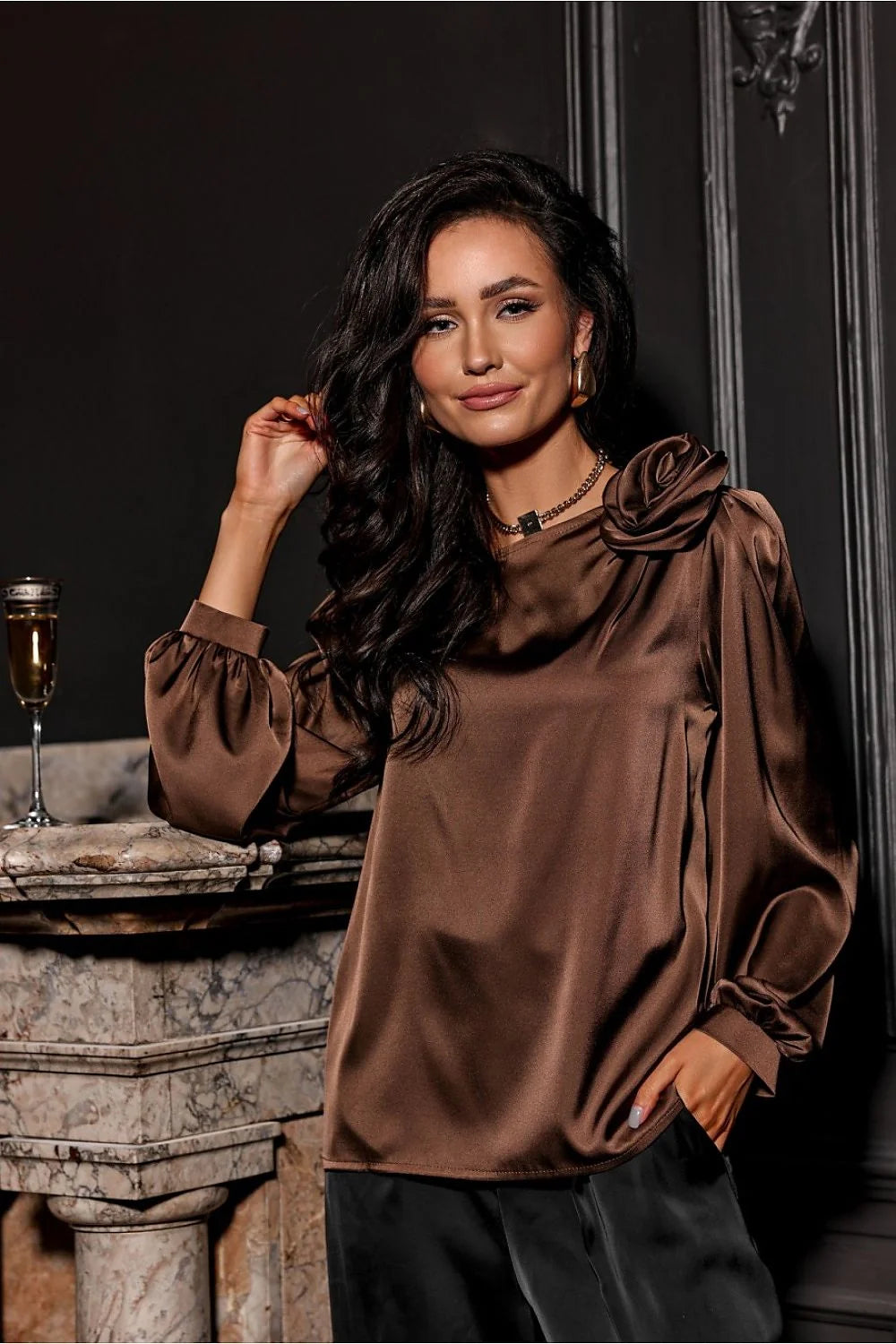 Chemisier Roco Fashion élégant en satin marron chocolat floral épaule droite manches longues amples col rond