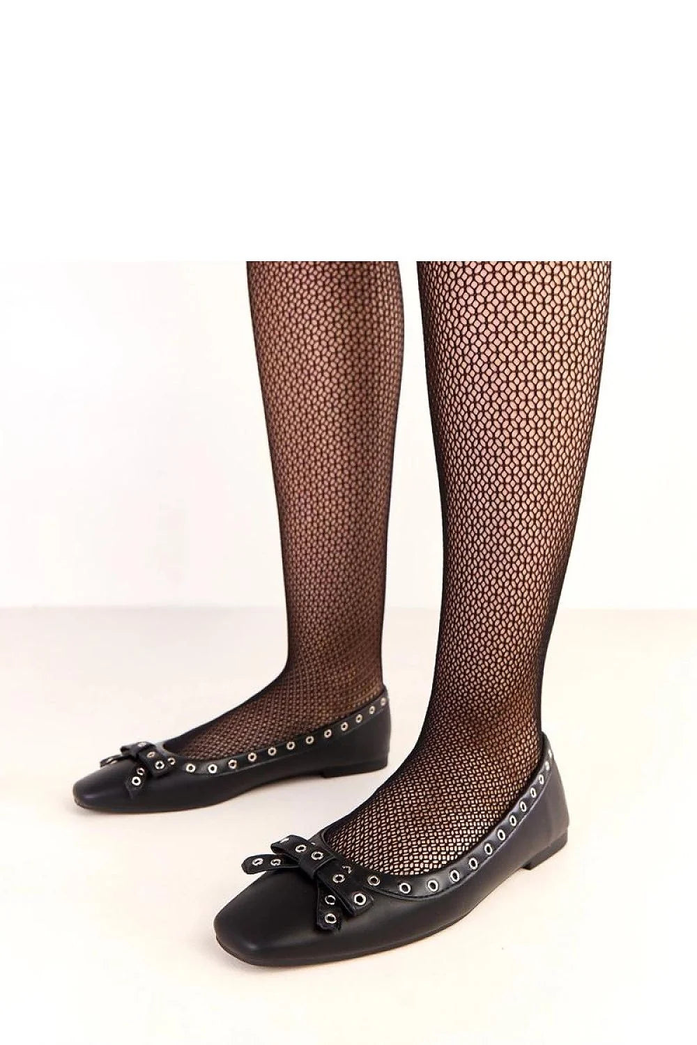 ballerines femme plates cuir synthétique noir bout carré œillets métalliques argentés nœud perforé silhouette profil bas confortable élégantes