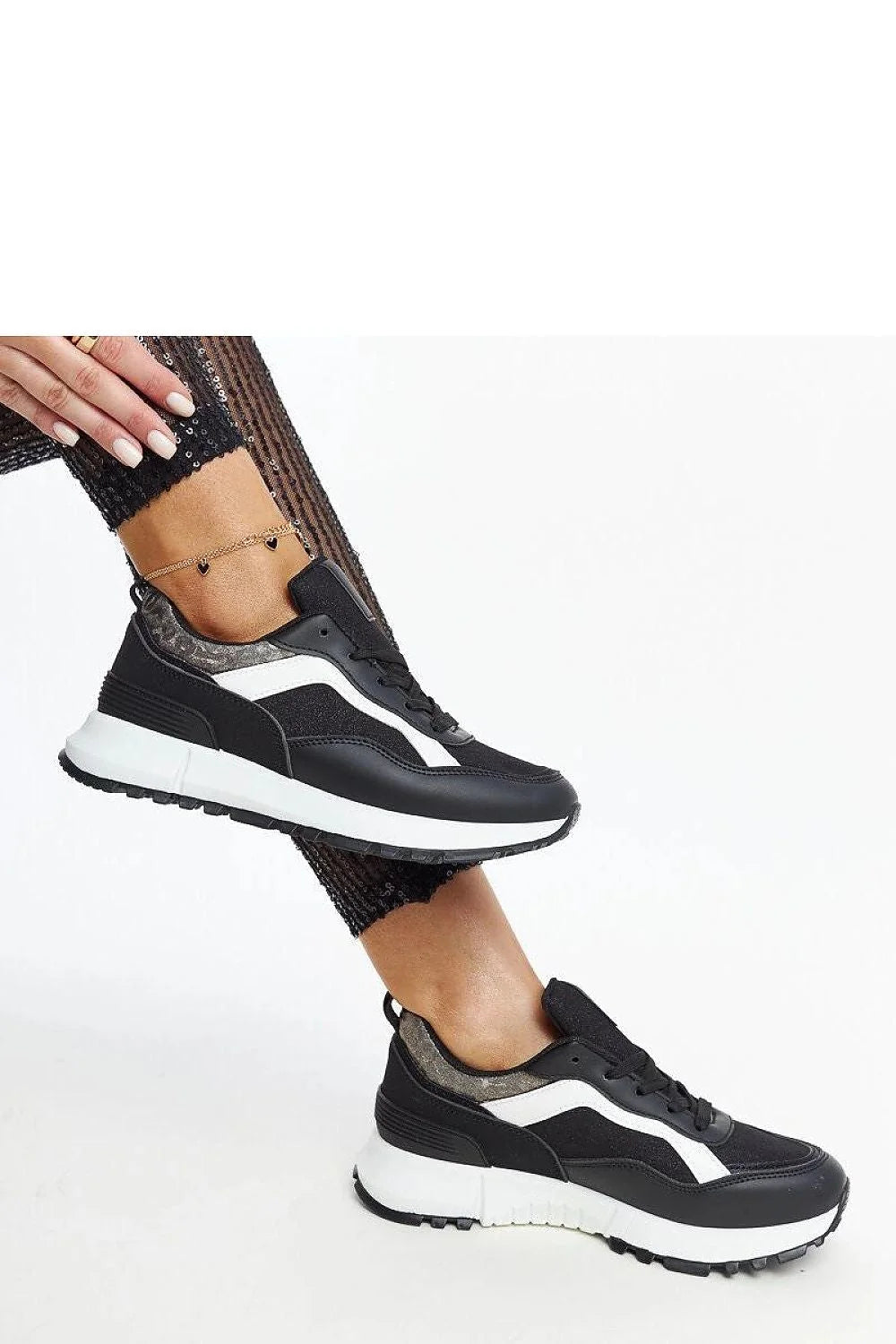 baskets femme sportchic noir blanc gris compensées lacets cuir synthétique textile semelle épaisse caoutchouc crantée amorti adhérence confortable