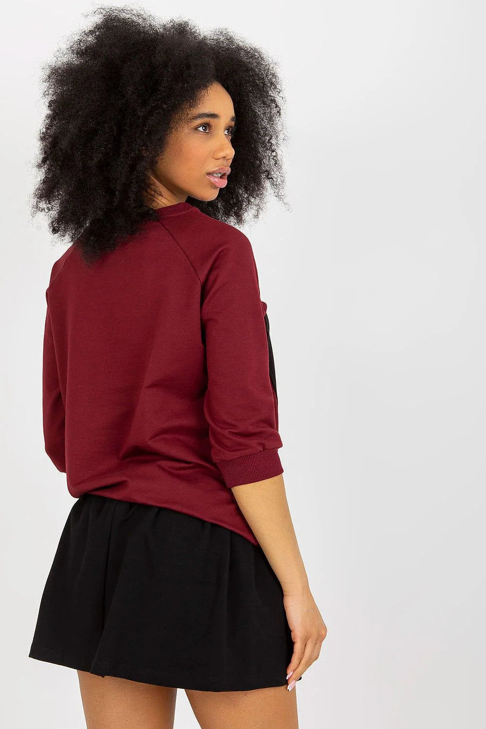 Top femme élégant longues manches couleur bordeaux motif abstrait moderne coupe décontractée style casual chic tissu confortable