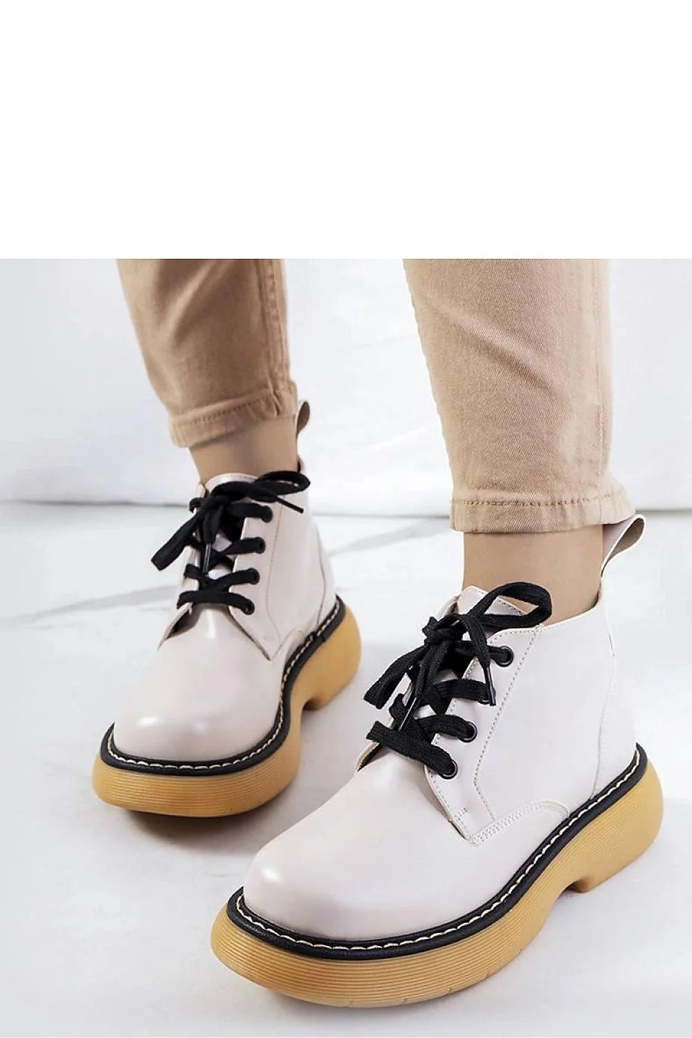 bottines femme cuir lisse blanc cassé cheville bout rond lacets noirs oeillets métalliques semelle épaisse crantée confort tendance automne 2023