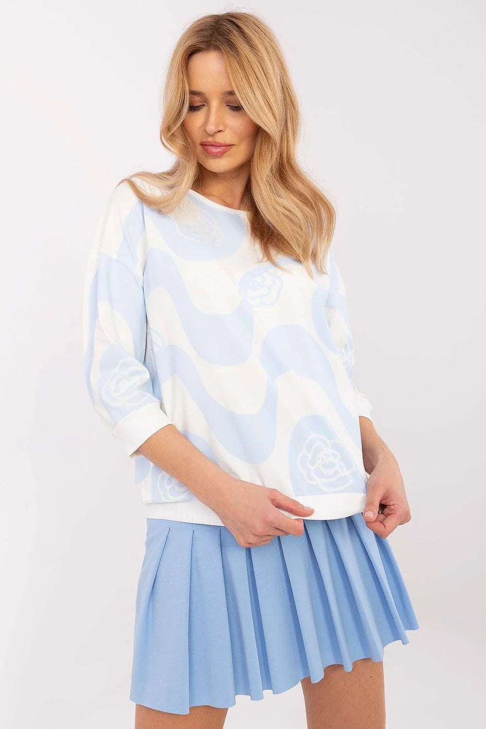 Chemisier Relevance en coton élasthanne manches 3/4 motif vagues bleu clair blanc jupe plissée bleu clair tenue moderne féminine décontractée