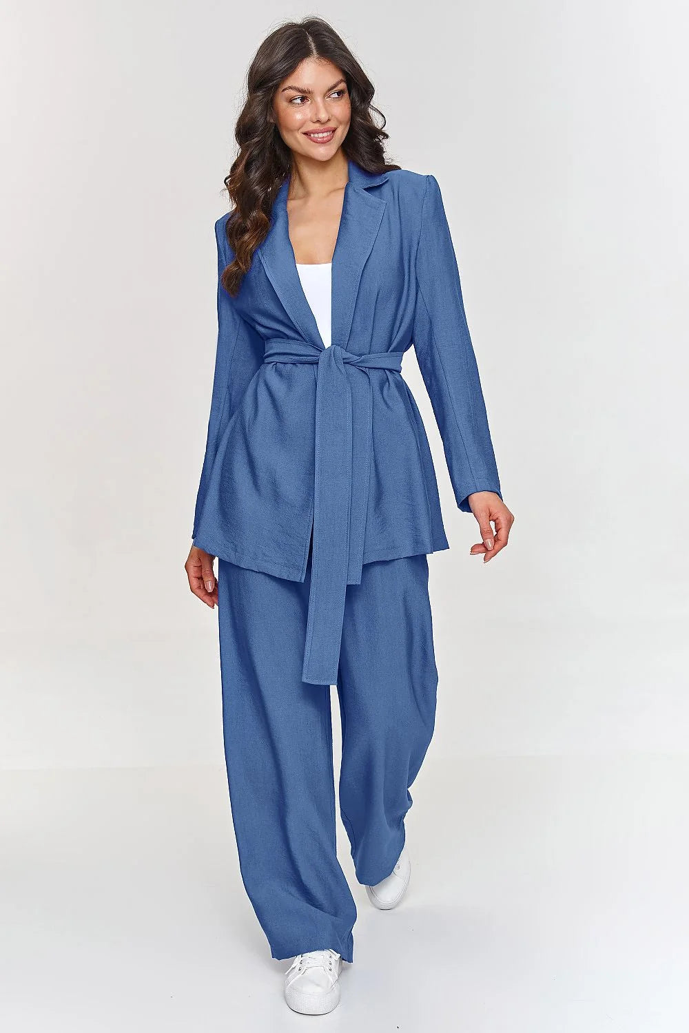 tailleur femme veste ceinturée revers cranté pantalon palazzo jambes larges taille élastique tissu léger effet lin bleu azur fluide élégant