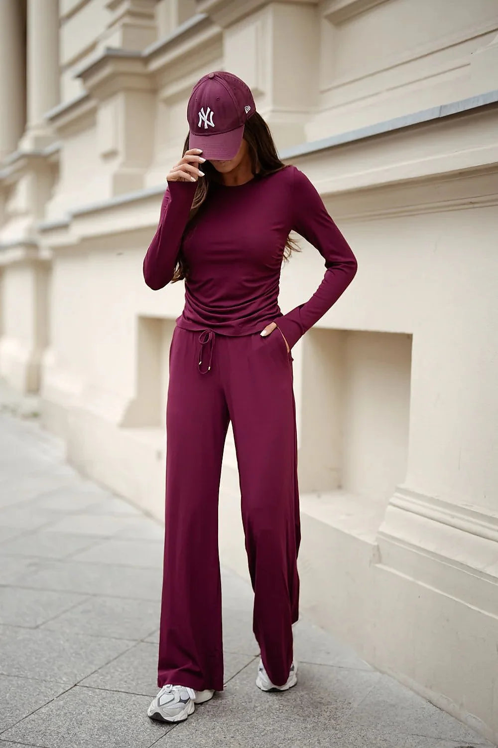 ensemble SHIRA bordeaux top manches longues ajusté drapé pantalon large taille haute cordon jersey extensible poches coupe fluide chic confortable