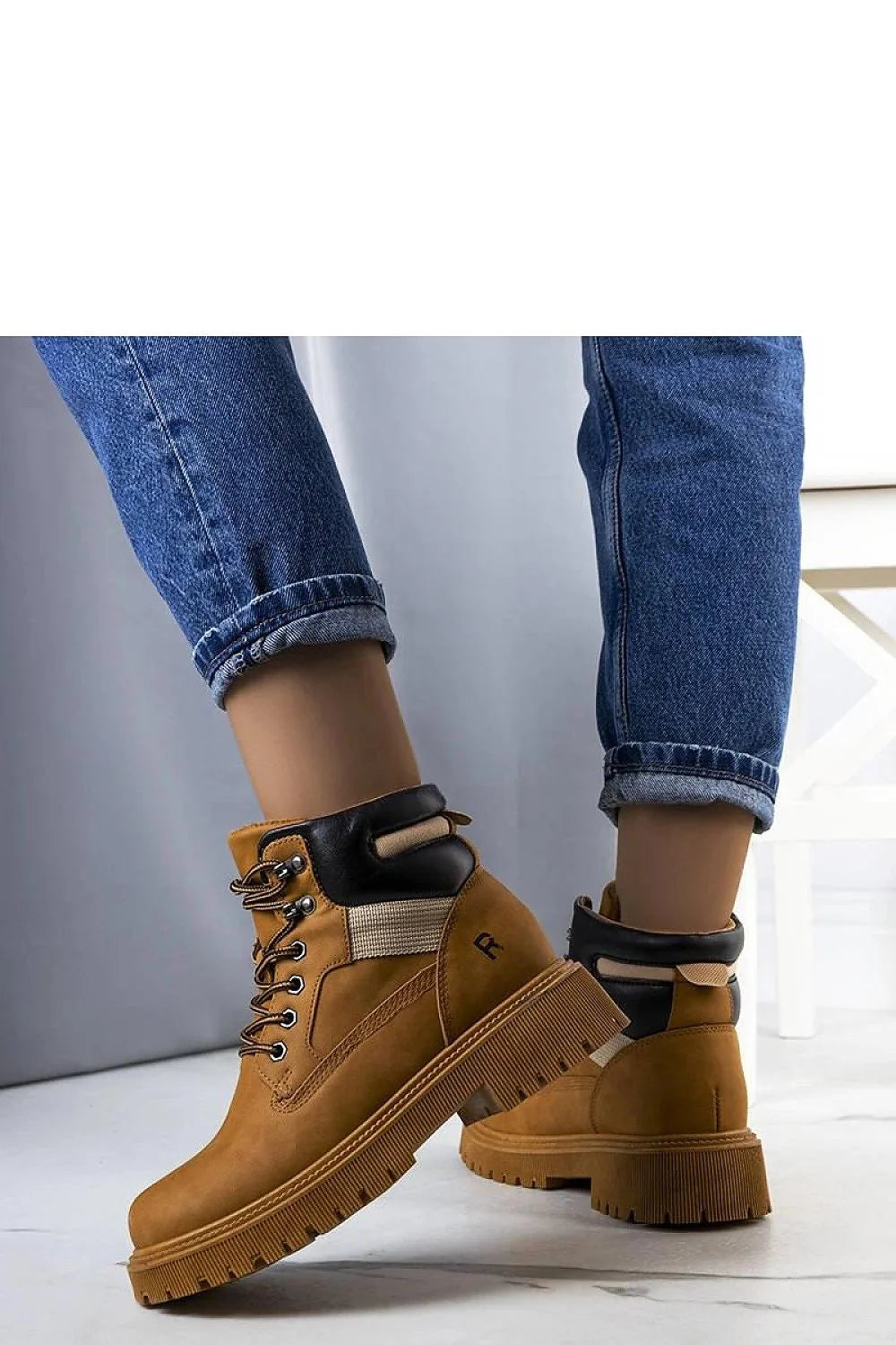 bottines femmes utilitaire cuir camel nubuck suédé montantes col rembourré noir semelle crantée épaisse lacets ronds œillets renforcés