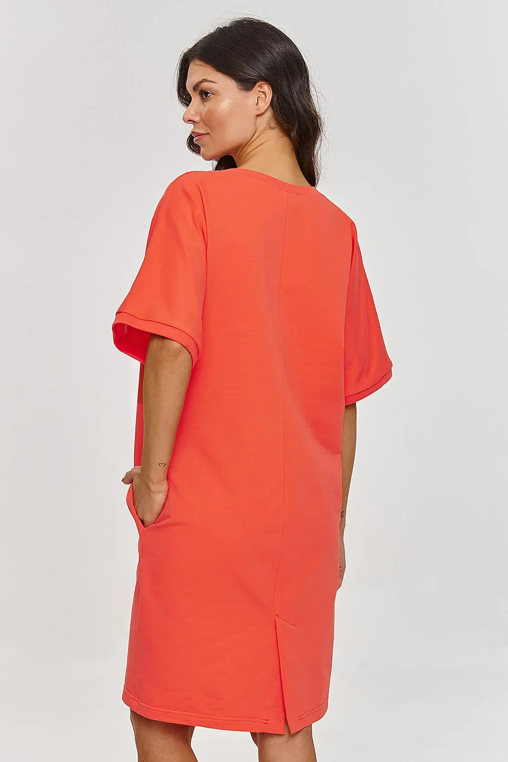 Robe femme style décontracté coupe moderne manches courtes tissu coton orange vibrant genoux poches latérales neckline ronde