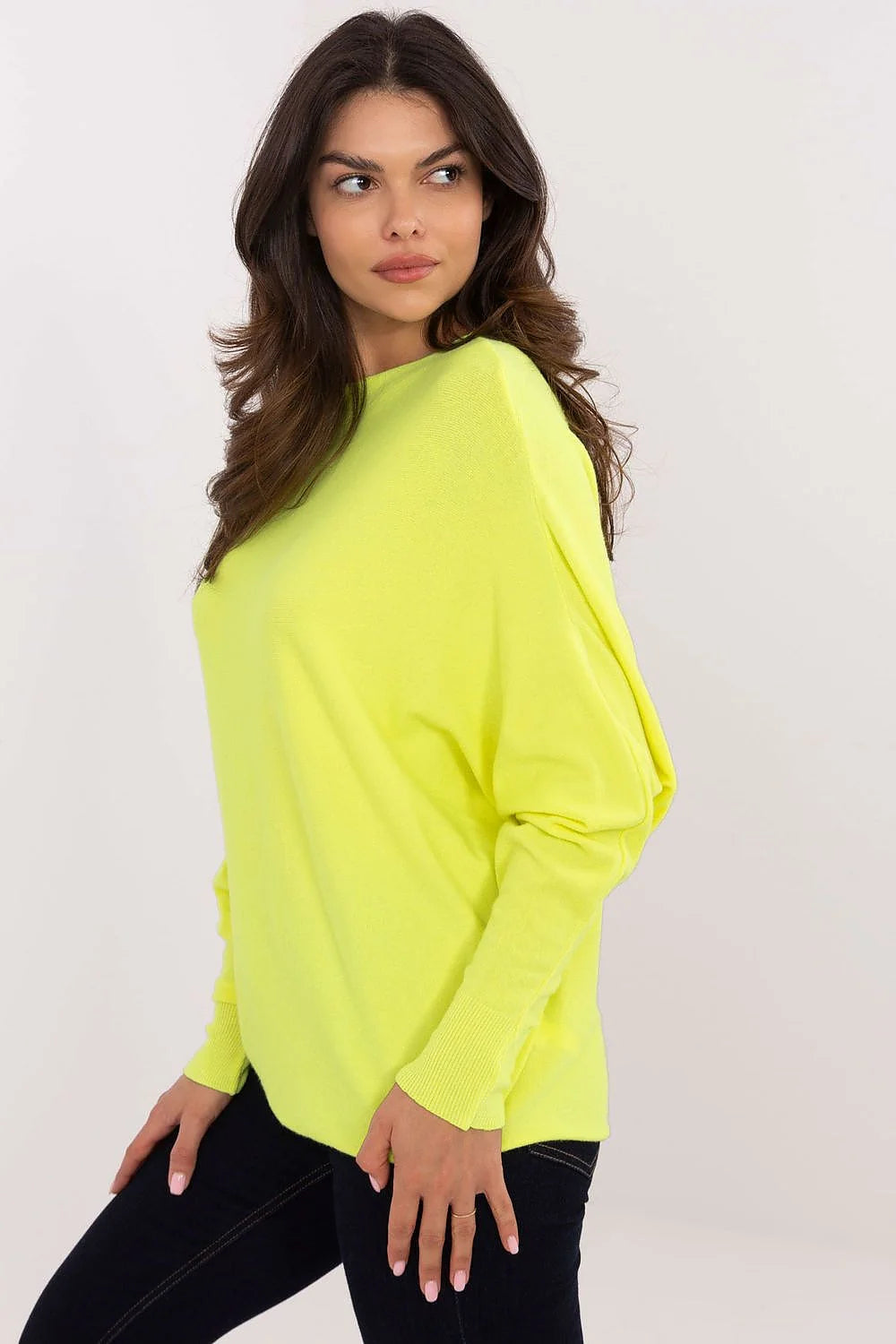 Pull femme moderne style minimaliste couleur jaune néon manches longues finitions côtelées en viscose polyester laine
