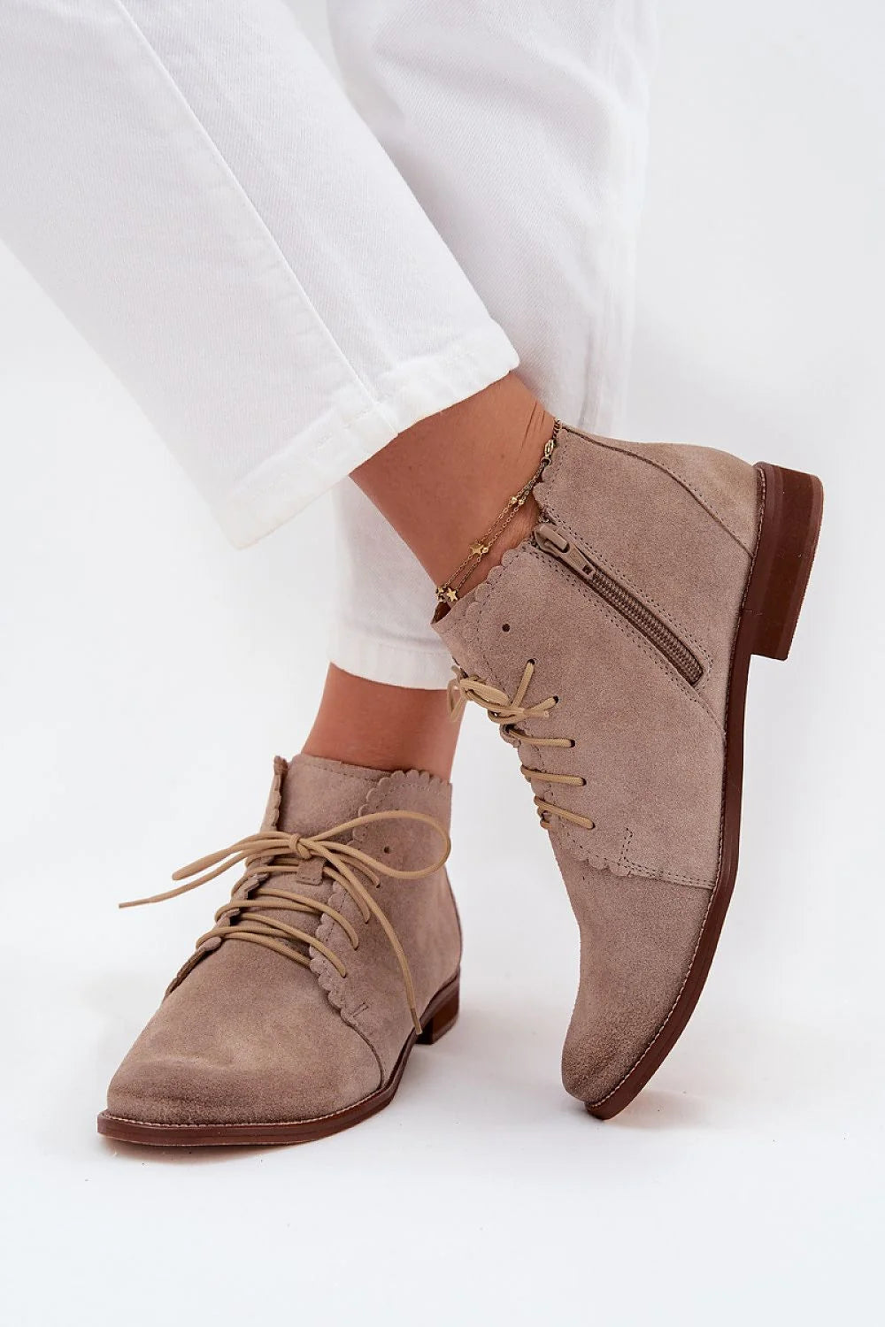 bottines cuir suédé taupe lacées zippées bouts arrondis talon bas confortables chaudes polyvalentes décontractées chic festonnées derby semelle marron quotidiennes