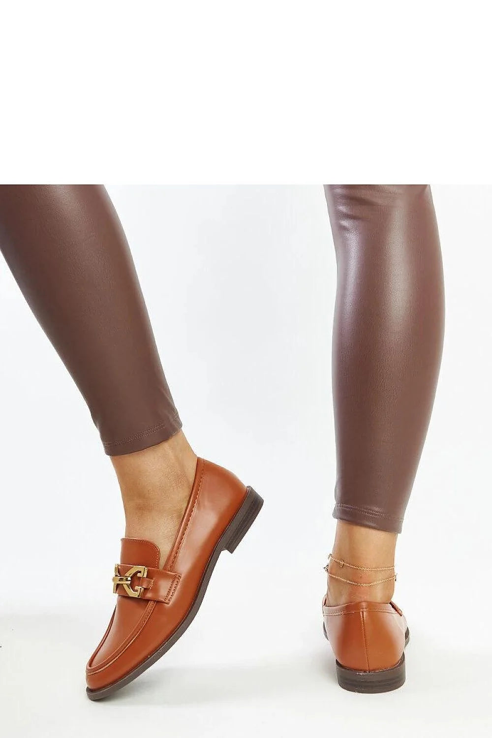 mocassins cuir lisse poli cognac brun femme bout arrondi semelle caoutchouc plate bride boucle dorée maillon sophistiquée