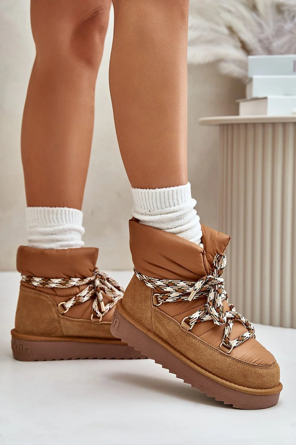 bottes neige femmes aprèsski suedine matelassé caramel fourrure rembourré doublure chaude semelle caoutchouc crantée antidérapante plateforme compensée lacets multicolores volumineuse