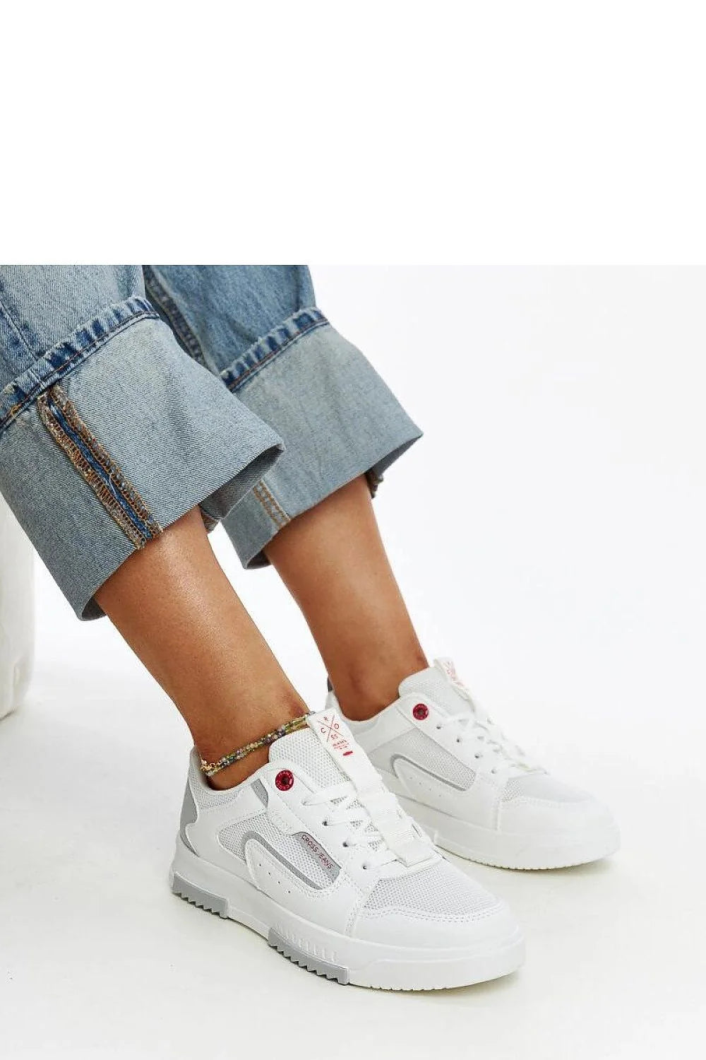 Baskets pour femmes design moderne élégant tige blanche matériau synthétique maille respirante lacets blancs semelle caoutchouc durable confortable occasion quotidienne style décontracté tendance CROSS JEANS