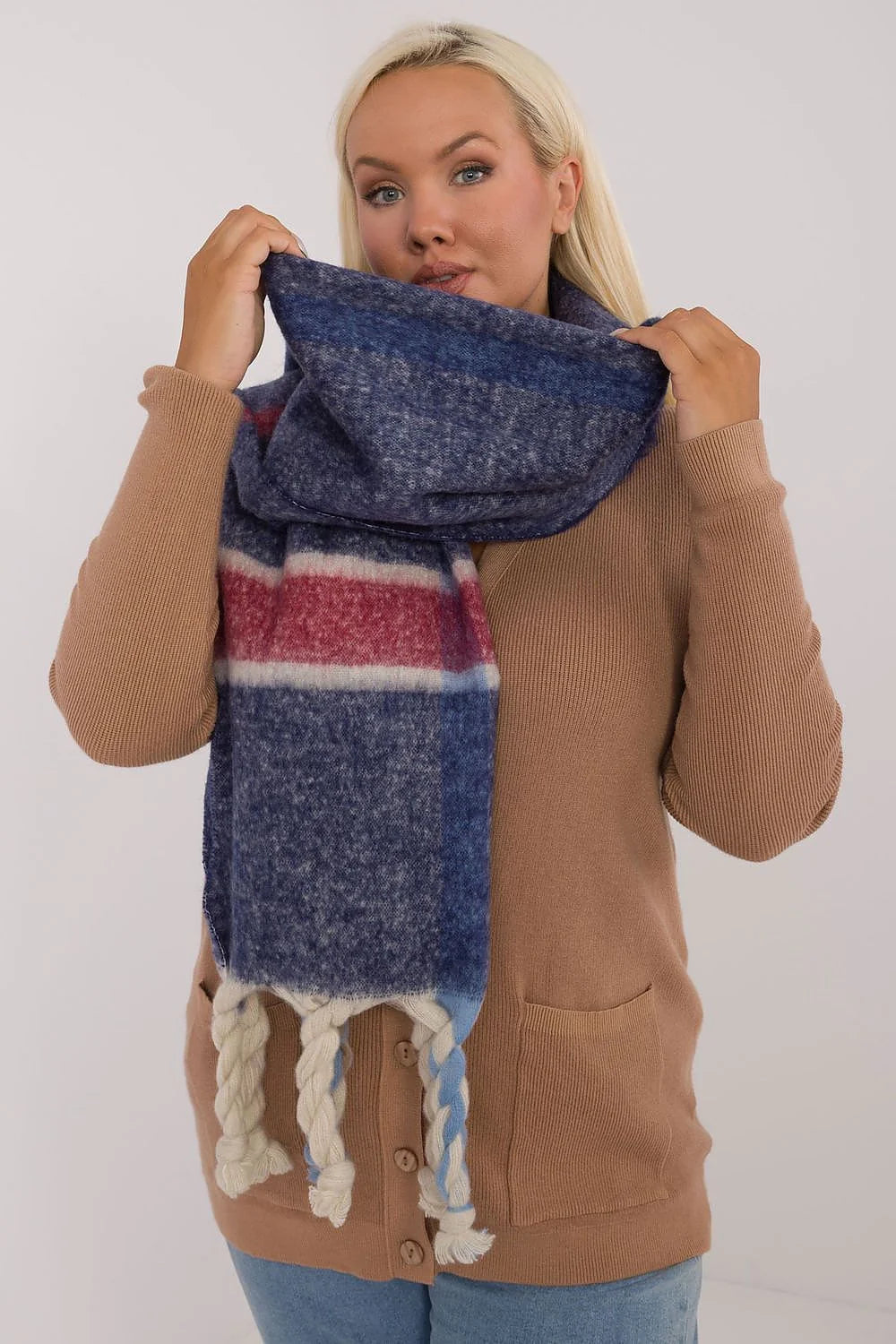 Châle femme époque hivernale motif rayures couleurs bleu rouge blanc matériau doux pompons décoratifs style casual confort