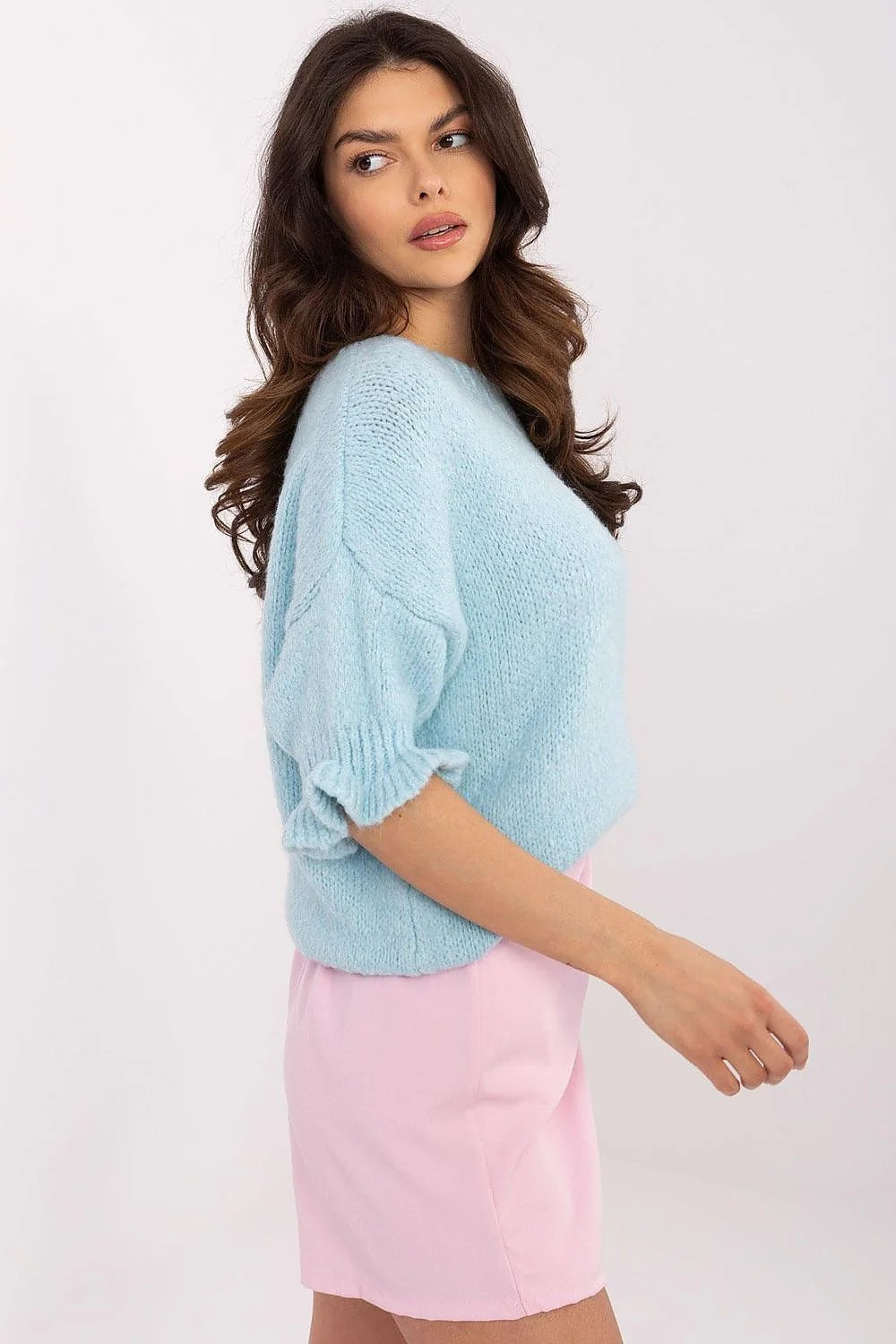 Pull femme élégant style casual chic maille douce couleur bleu pastel manches 3/4 col rond finitions côtelées