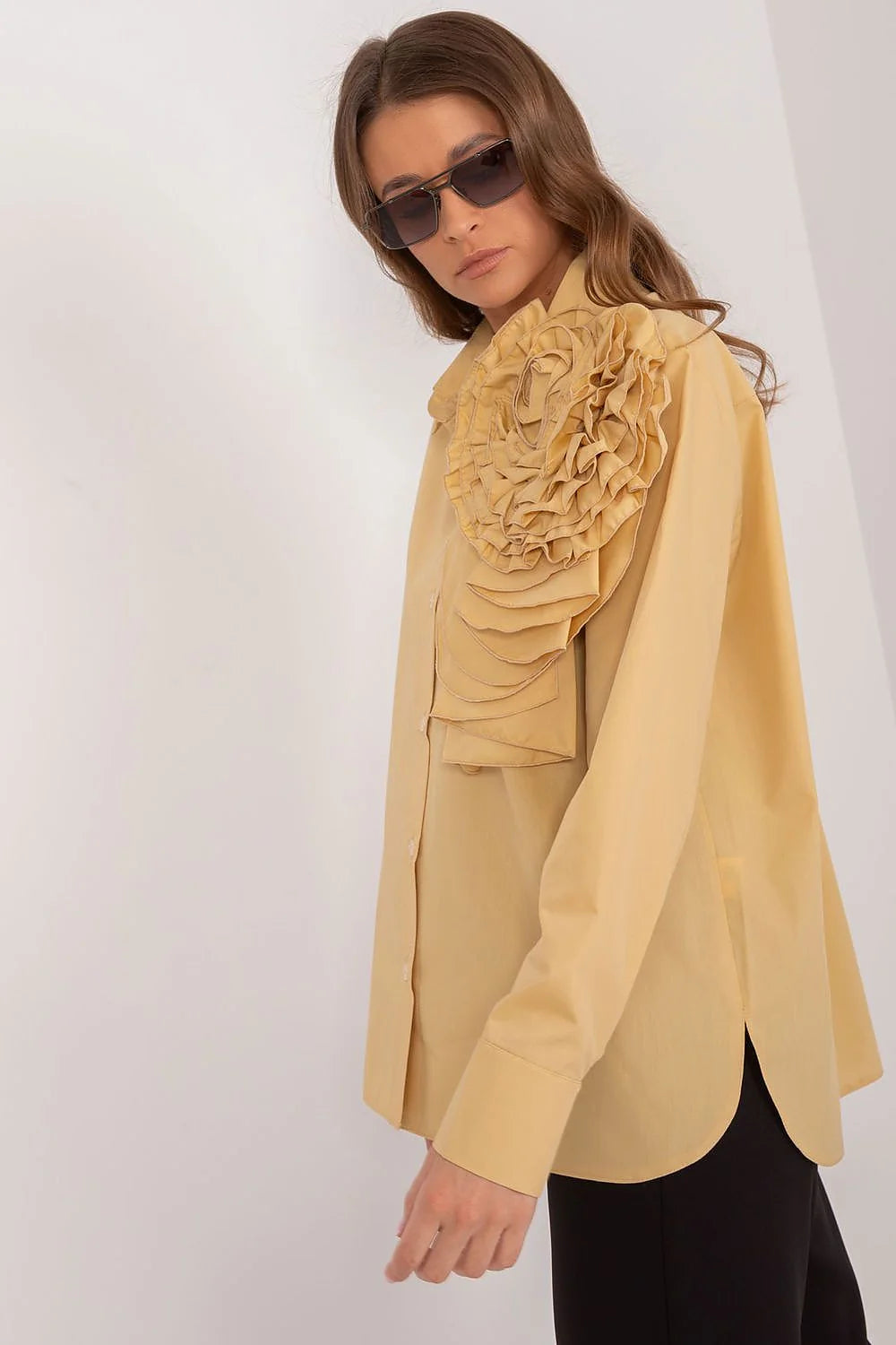 Chemise femme élégante manche longue design floral applique tissu coton couleur jaune pâle coupe ample occasionnels formels