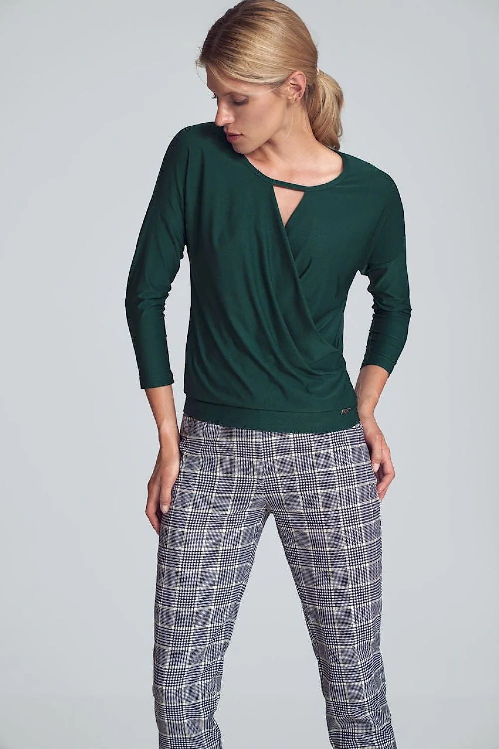 Haut féminin blanc en polyester viscose élégant manches longues encolure V pour look chic