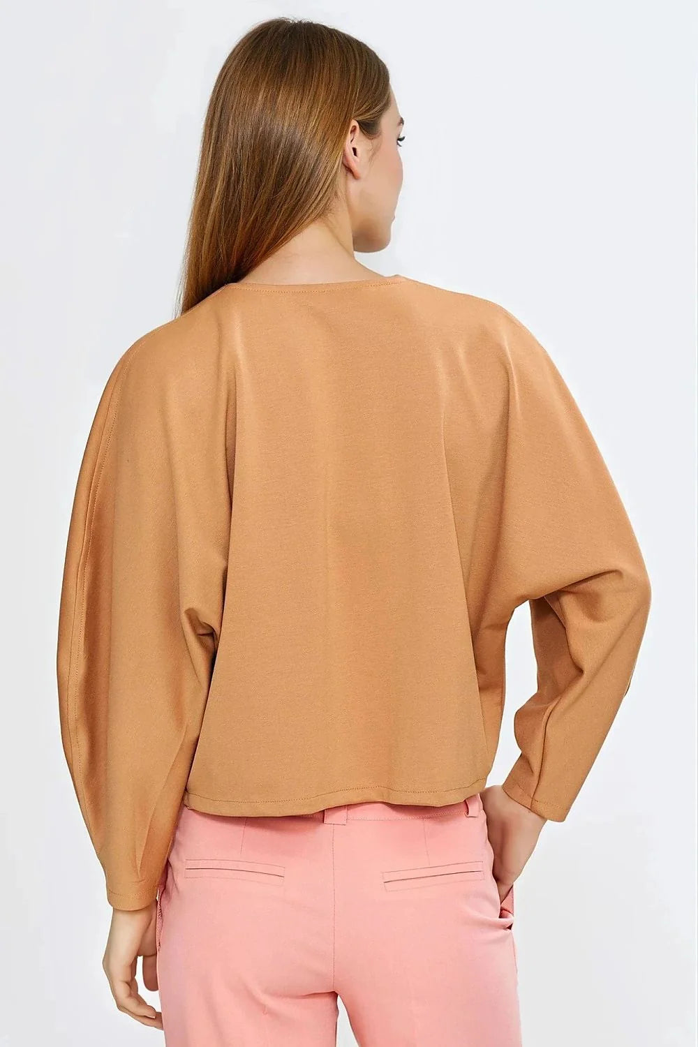 chemisier oversize boxy court camel maille douce viscose confortable encolure V manches longues ballon couture centrale apparente minimaliste
