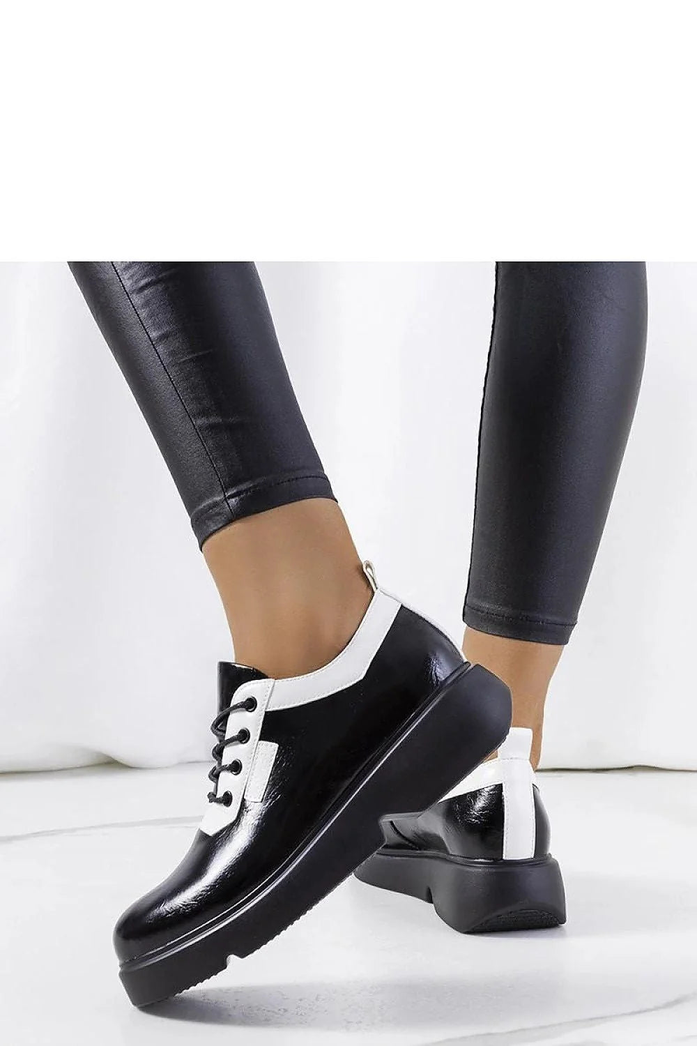 Chaussures basses design moderne femme cuir verni noir blanc contrasté semelle épaisse lacets métal