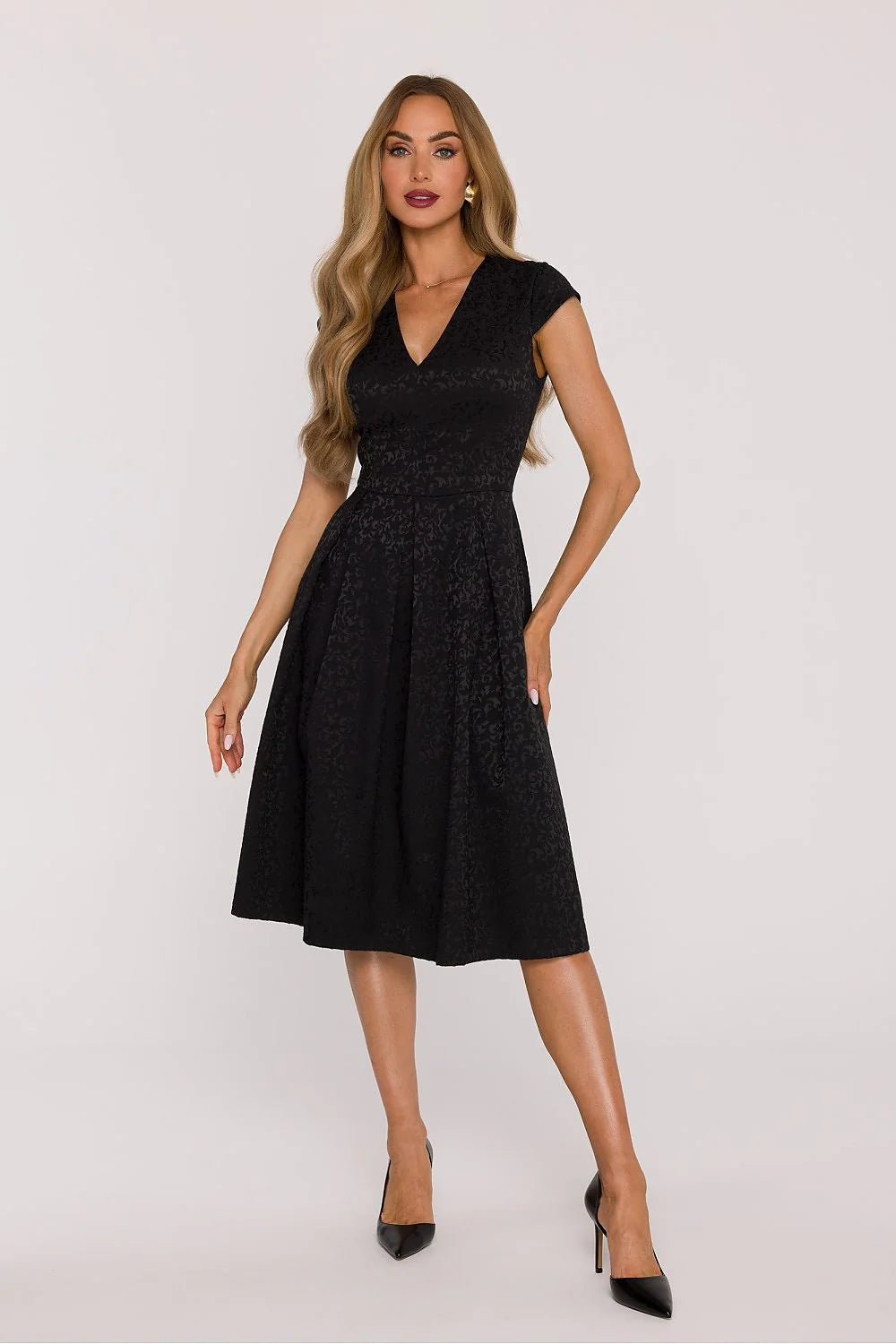 robe soirée midi noire jacquard floral texturée structurée cintrée taille marquée manches papillon courtes décolleté V plissée