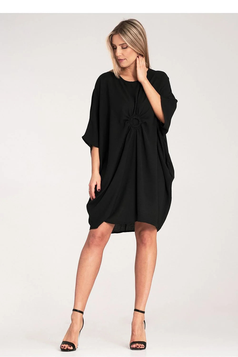 robe asymétrique moderne femme tissu fluide noir manches chauve souris oversize mi longue encolure ronde froncé central drapé structuré confortable