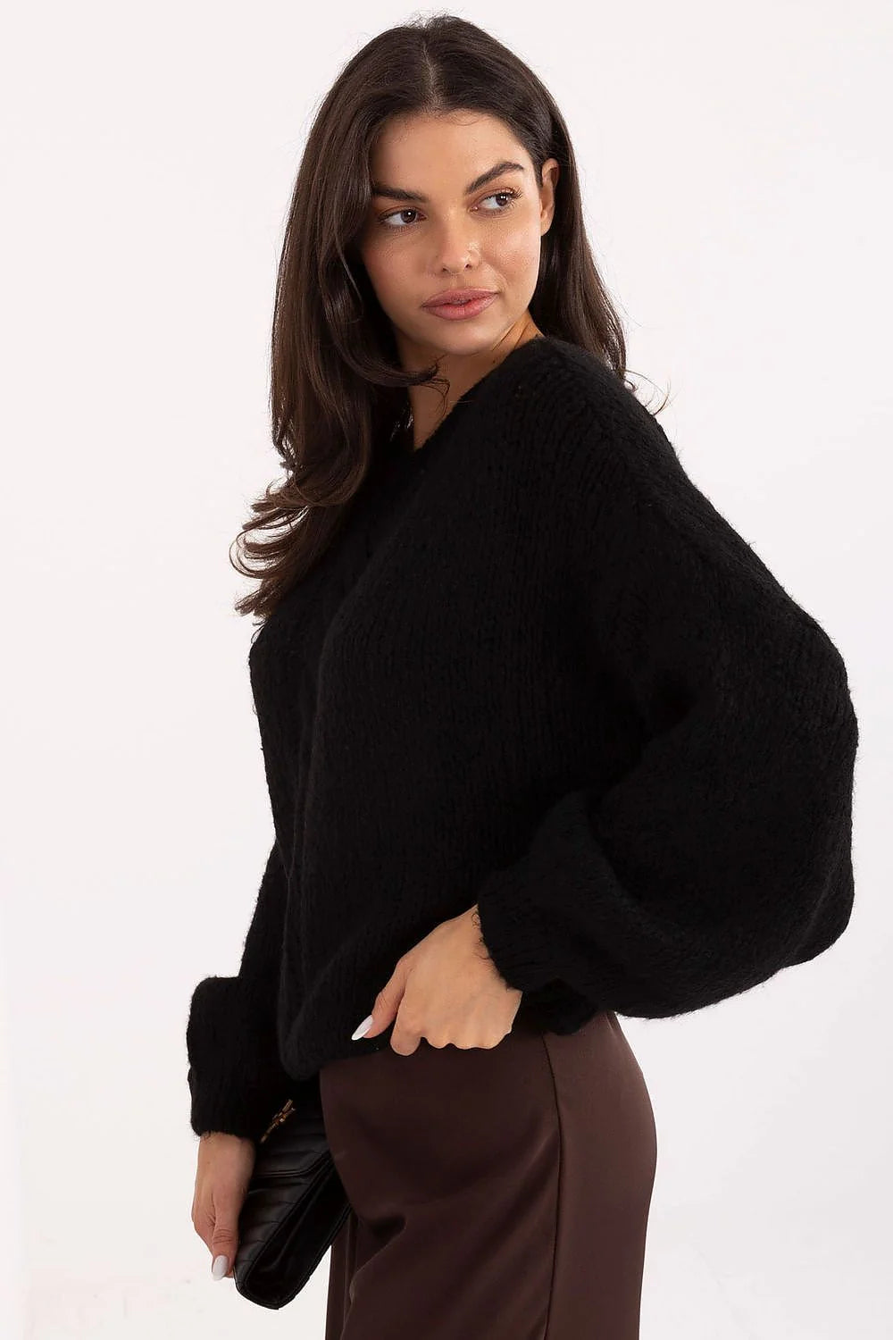 pull femme grosse maille oversize court col rond noir torsadé discret épaules tombantes manches bouffantes poignets côtelés texture duveteuse chaude