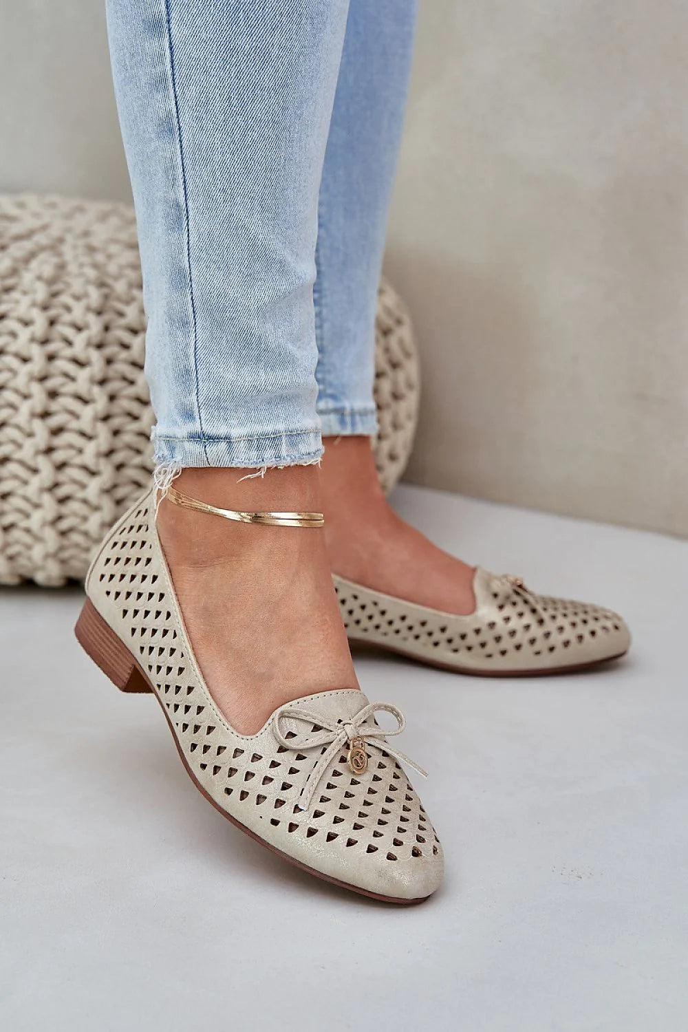 Ballerines plates féminines élégantes design ajouré nœud métallique semelle bois couleur beige matériau cuir artificiel