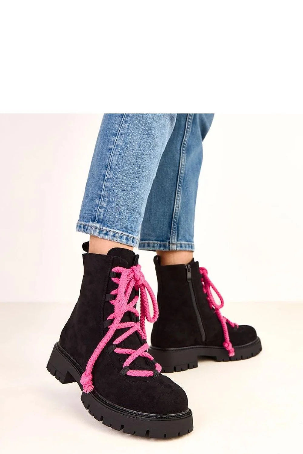 bottines femme cuir suédé noir tige15cm bout rond talon4cm semelle crantée lacets fuchsia fermetureéclair latérale doublure chaude moderne