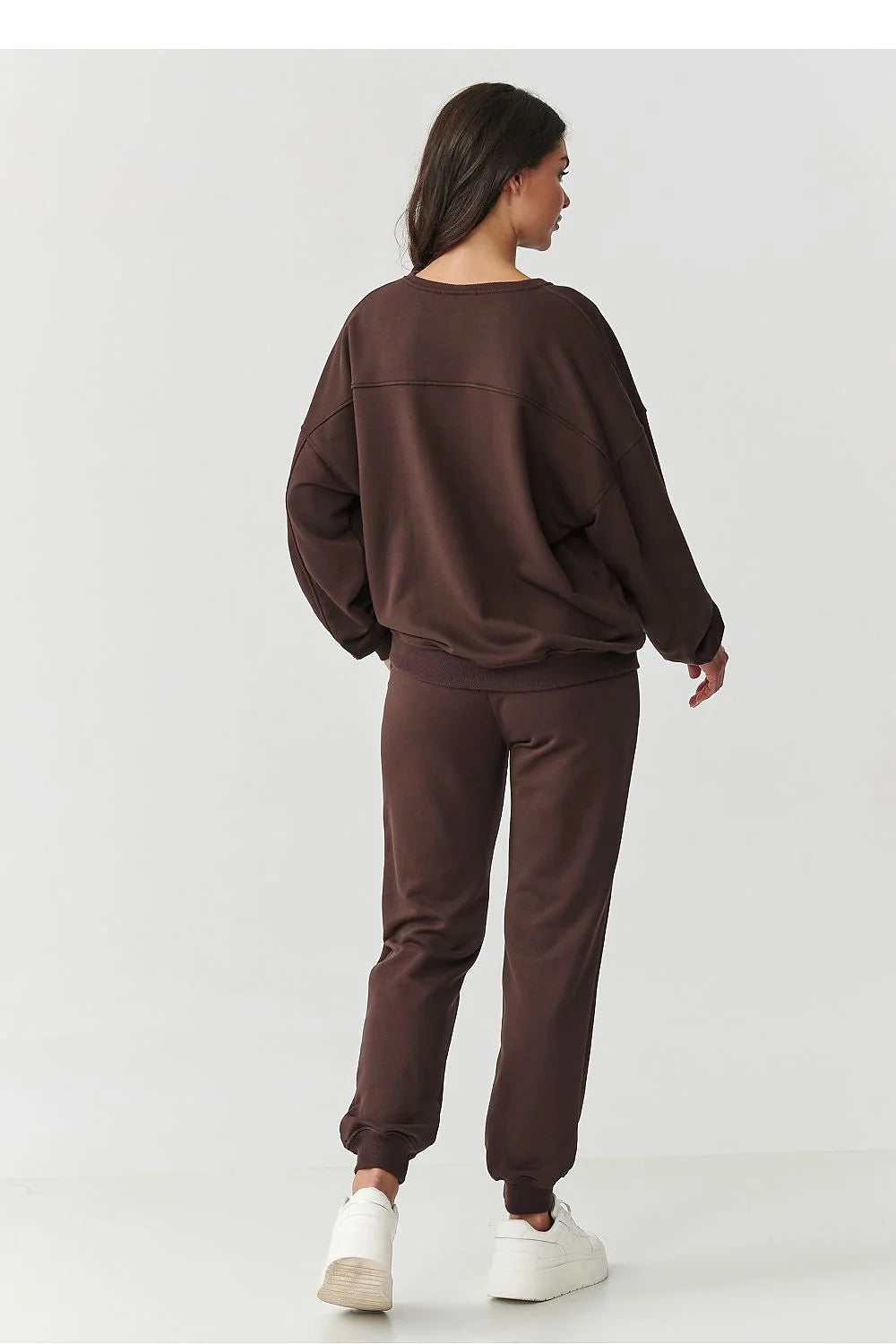 ensemble loungewear femme chocolat sweatshirt oversize col rond logo brodé Makadamia jogger taille élastiquée poches latérales molletonné doux bordcôtes poignets