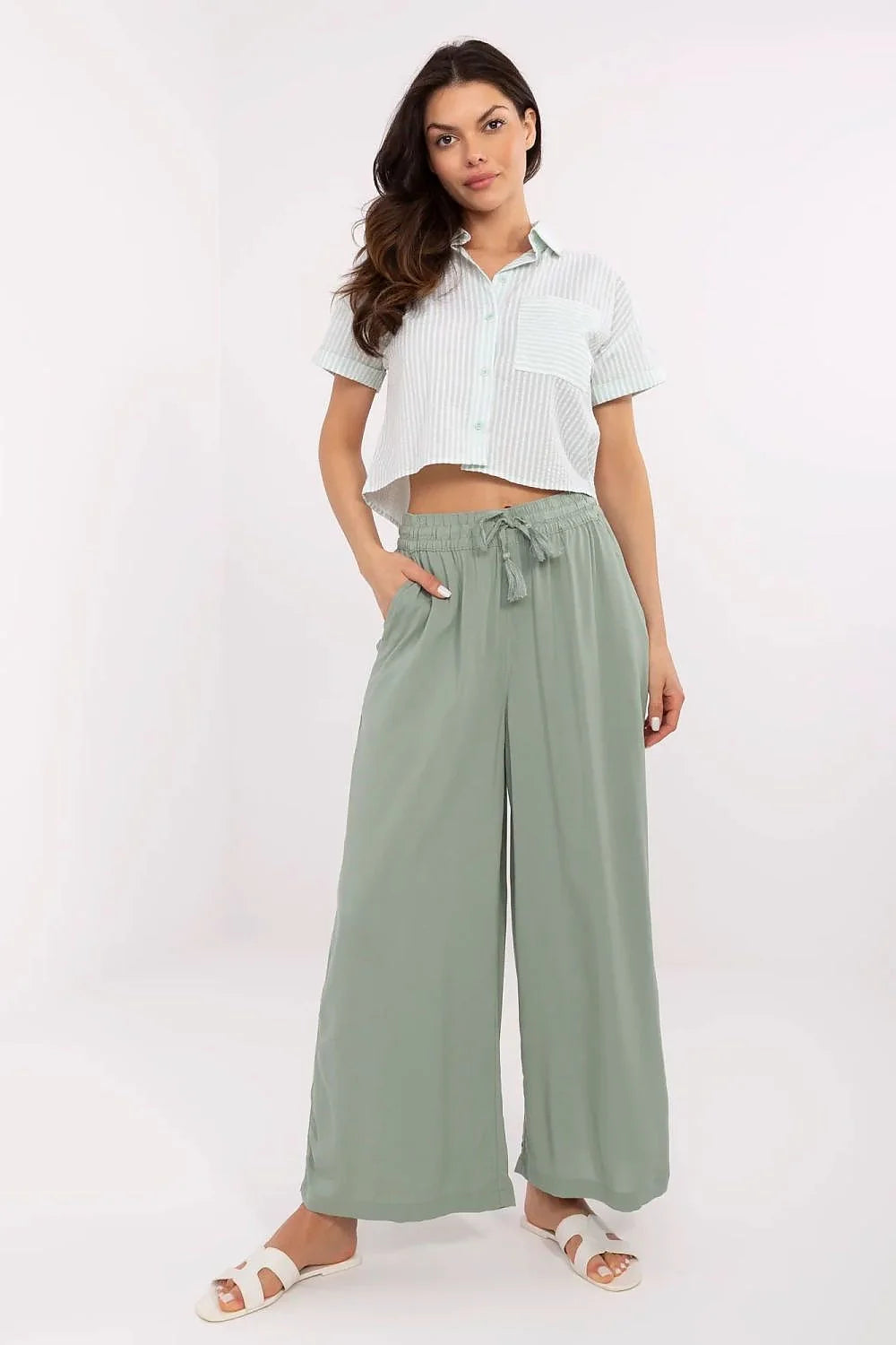 Pantalon femme Sublevel large fluide couleur verte高 taille haute ceinture élastique poches latérales veste chemise courte rayures verticales sandales blanches