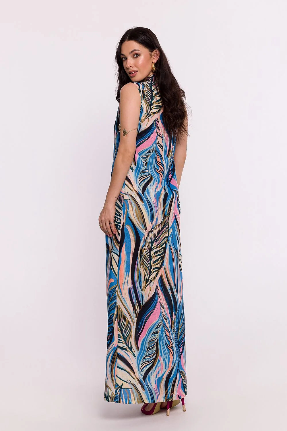 Robe longue Be Wear sans manches motif tropical couleurs vibrantes tissu léger fluide style évasé portée par-dessus la tête femmes occasion estivale