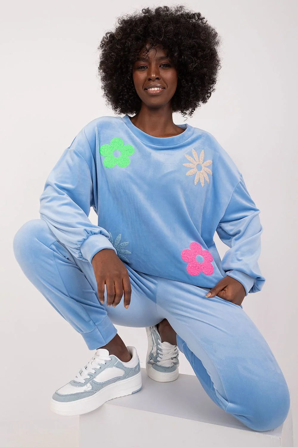 ensemble velours femme sweat oversize jogging taille haute poches latérales manches longues encolure ronde imprimé floral bleu ciel appliqués fleurs