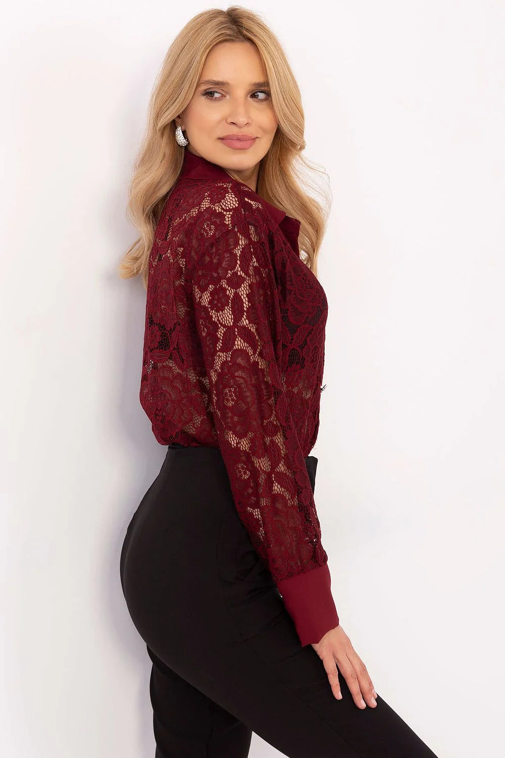 chemise manches longues dentelle florale bordeaux femme coupe fluide cintrée bouffantes col classique poignets contrastés boutons argentés sophistiquée