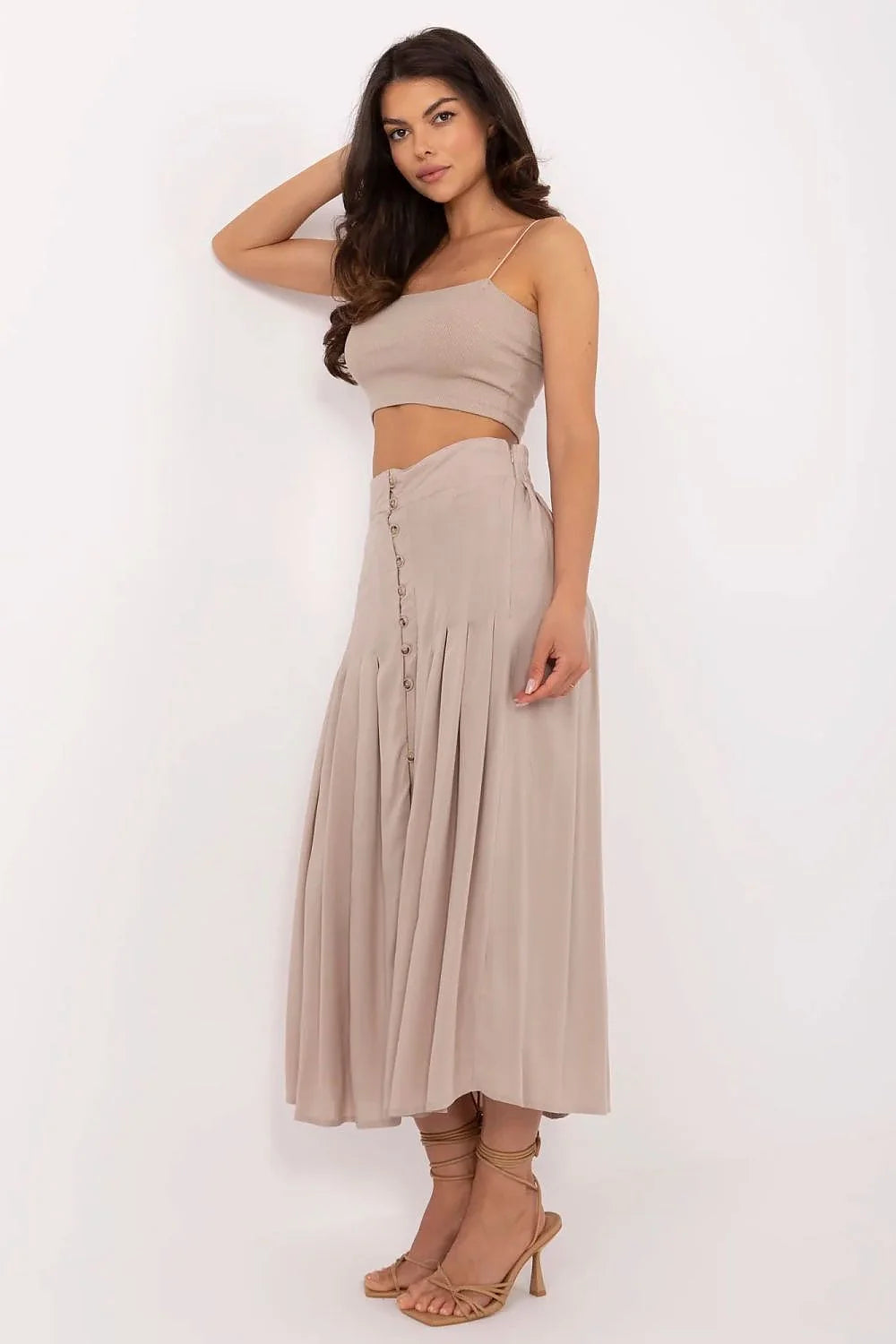 ensemble femme crop top jupe longue plissée beige minimaliste bretelles fines taille haute évasée bohème chic boutonnage frontal fluide estival