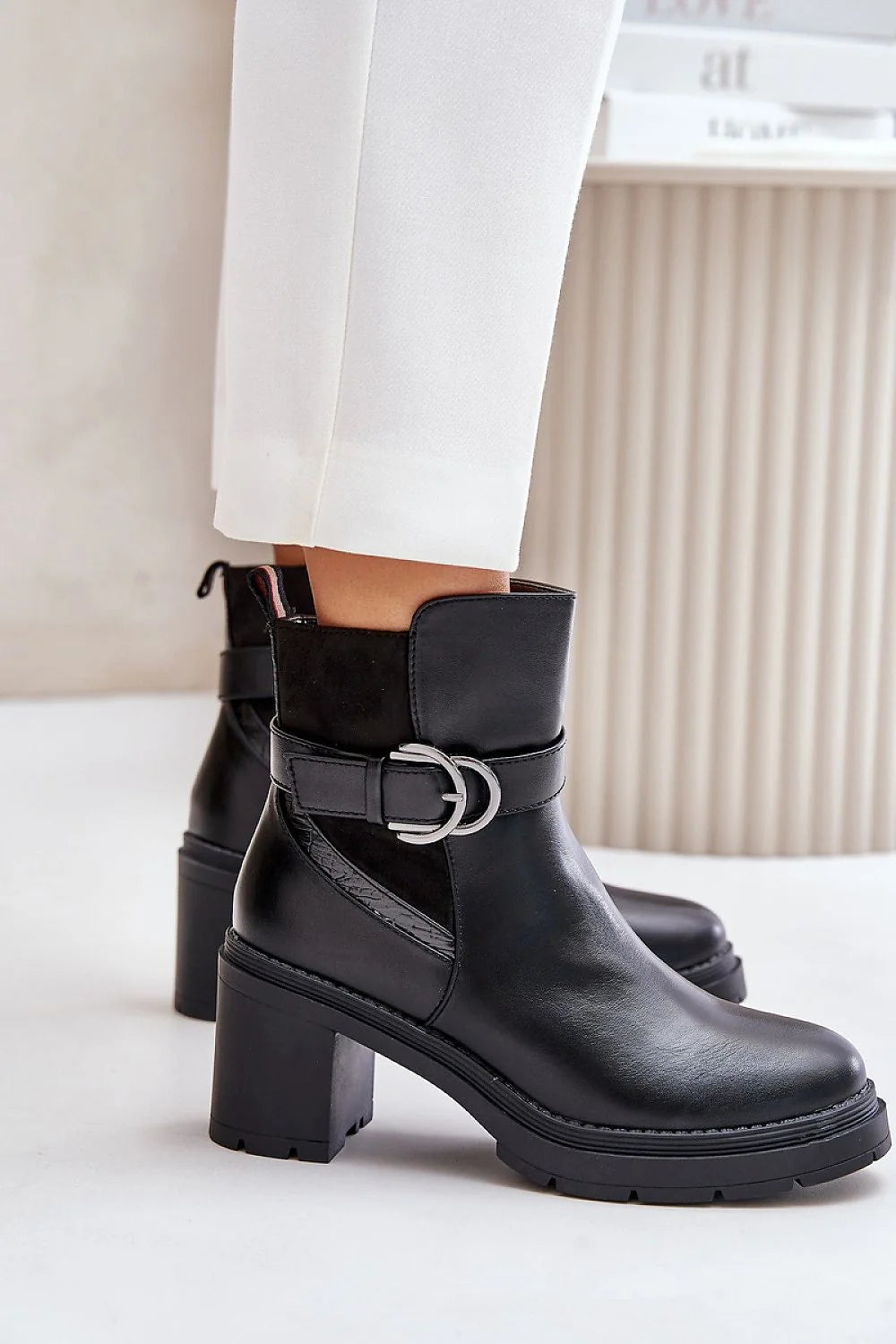 Bottines femmes modernes élégantes cuir noir talon aiguille boucle métal argenté fermeture glissière intérieur chauffant doublure éco-friendly mode automne hiver